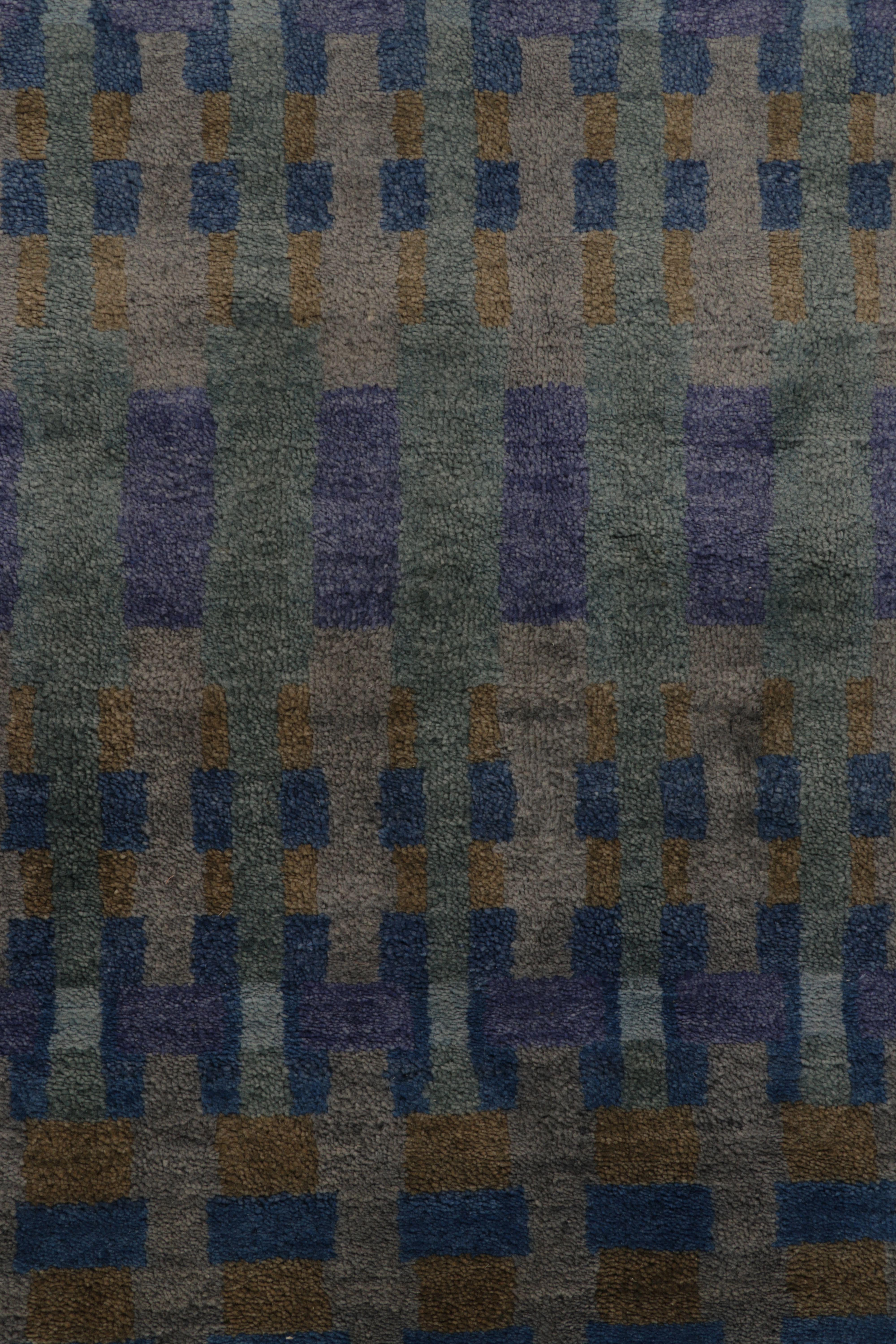 Indiano Rug & Kilim: Tappeto astratto moderno con geometrie indaco, viola e oro in vendita