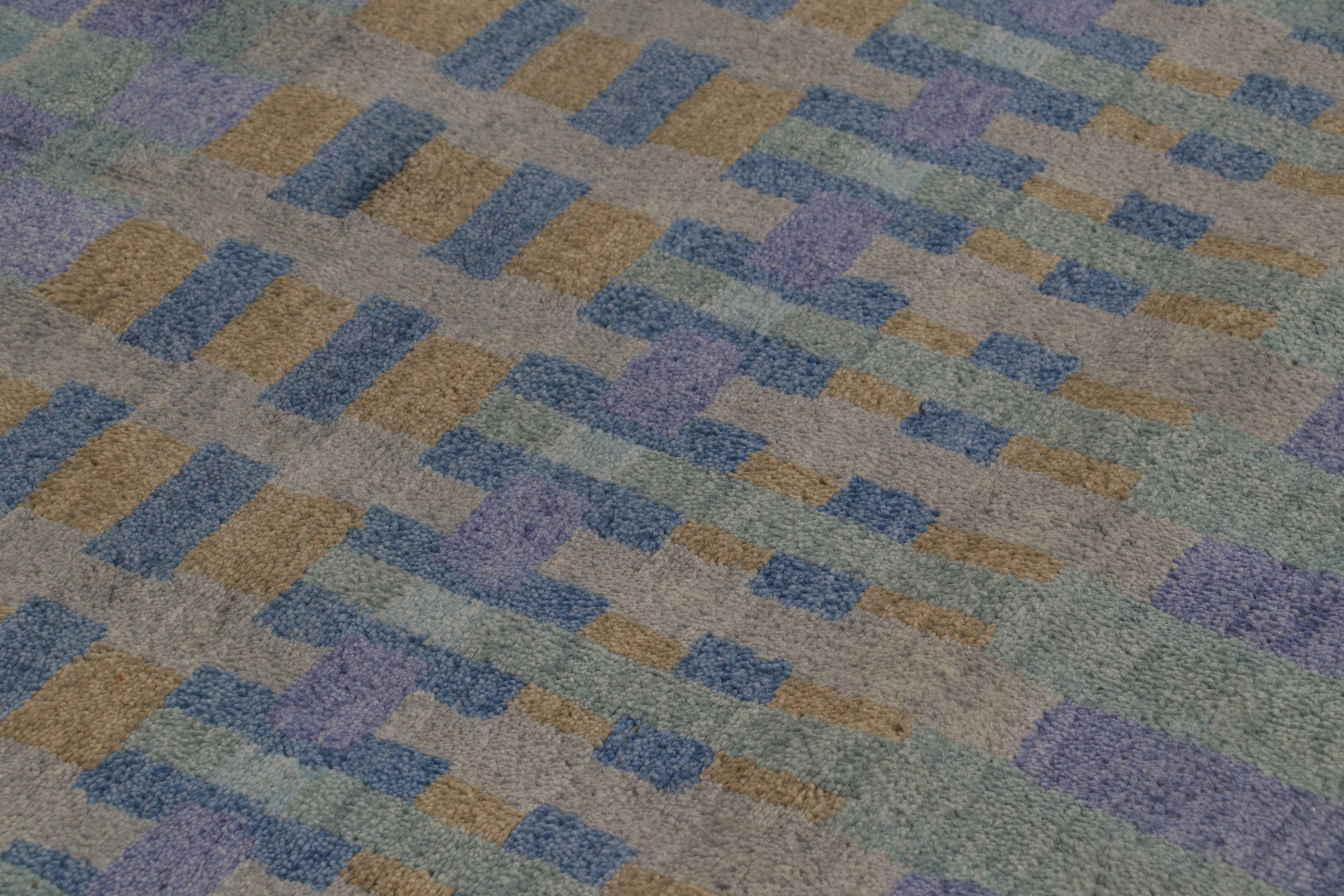 Annodato a mano Rug & Kilim: Tappeto astratto moderno con geometrie indaco, viola e oro in vendita