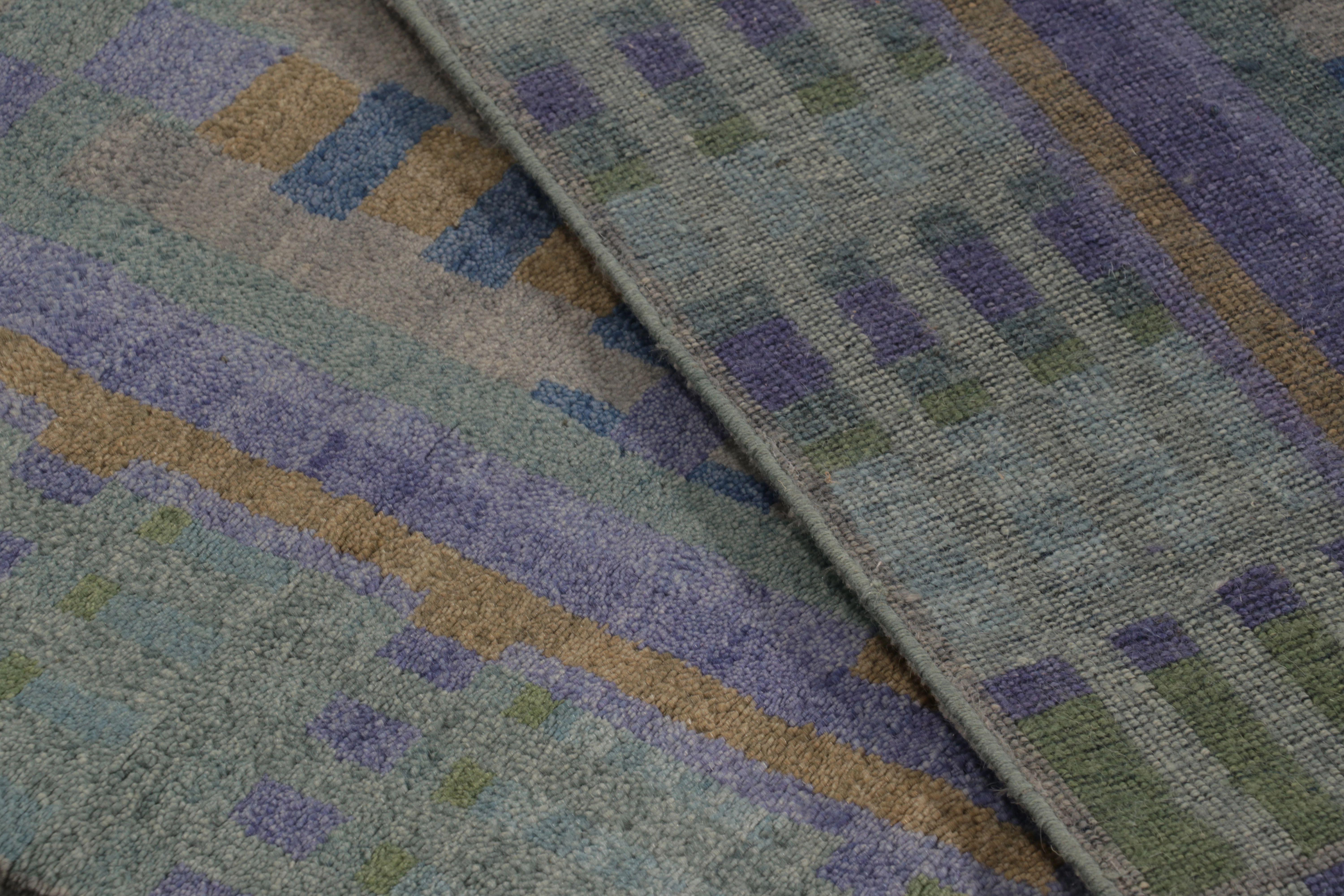 Lana Rug & Kilim: Tappeto astratto moderno con geometrie indaco, viola e oro in vendita