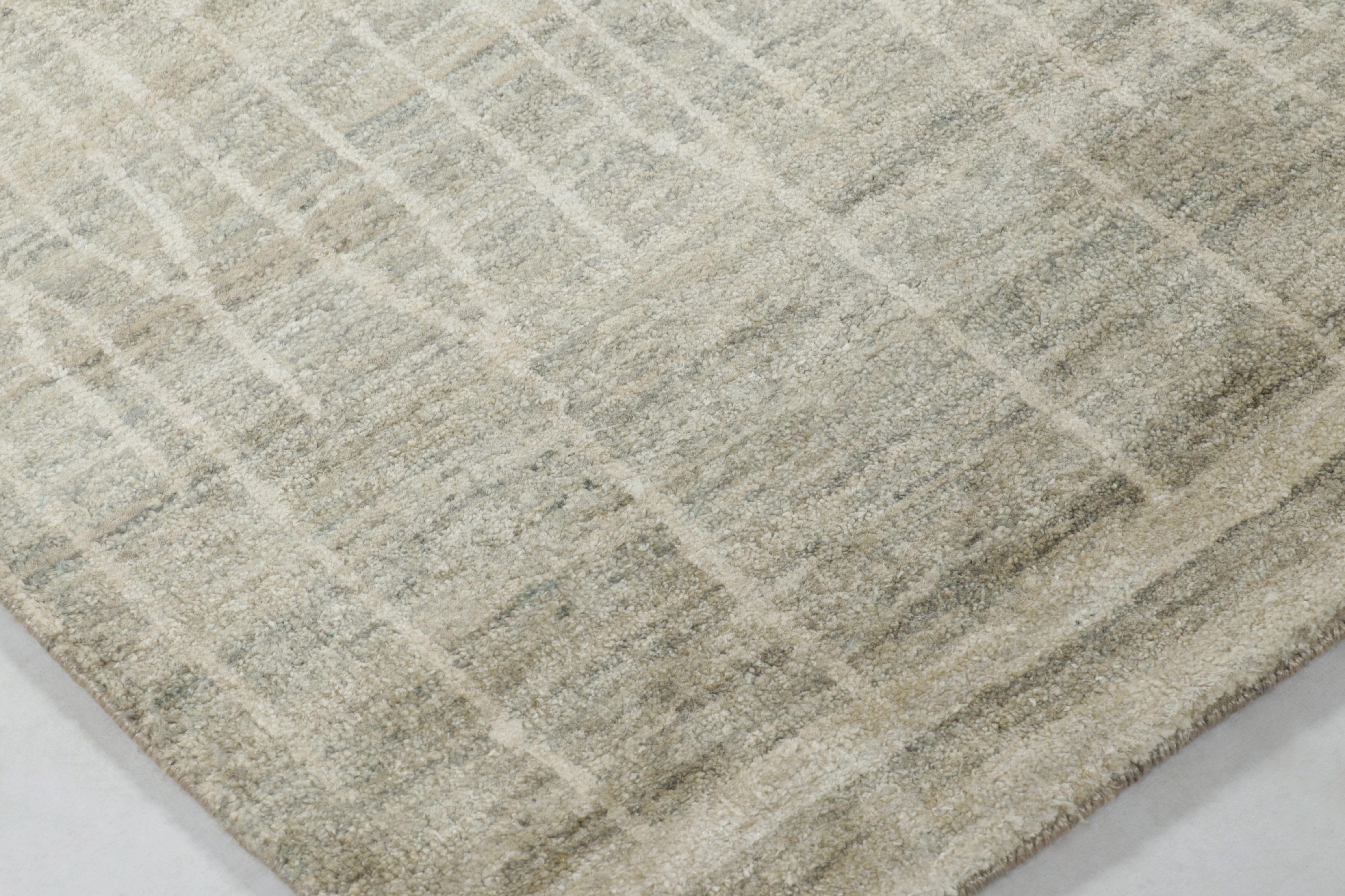  Esta alfombra Abstracta de 6x9 de la Colección Moderna de Rug & Kilim es una obra de arte luminosa y texturizada, anudada a mano enteramente en pura seda. El diseño presenta un motivo integral de líneas verticales finas y orgánicas (efecto velo) en