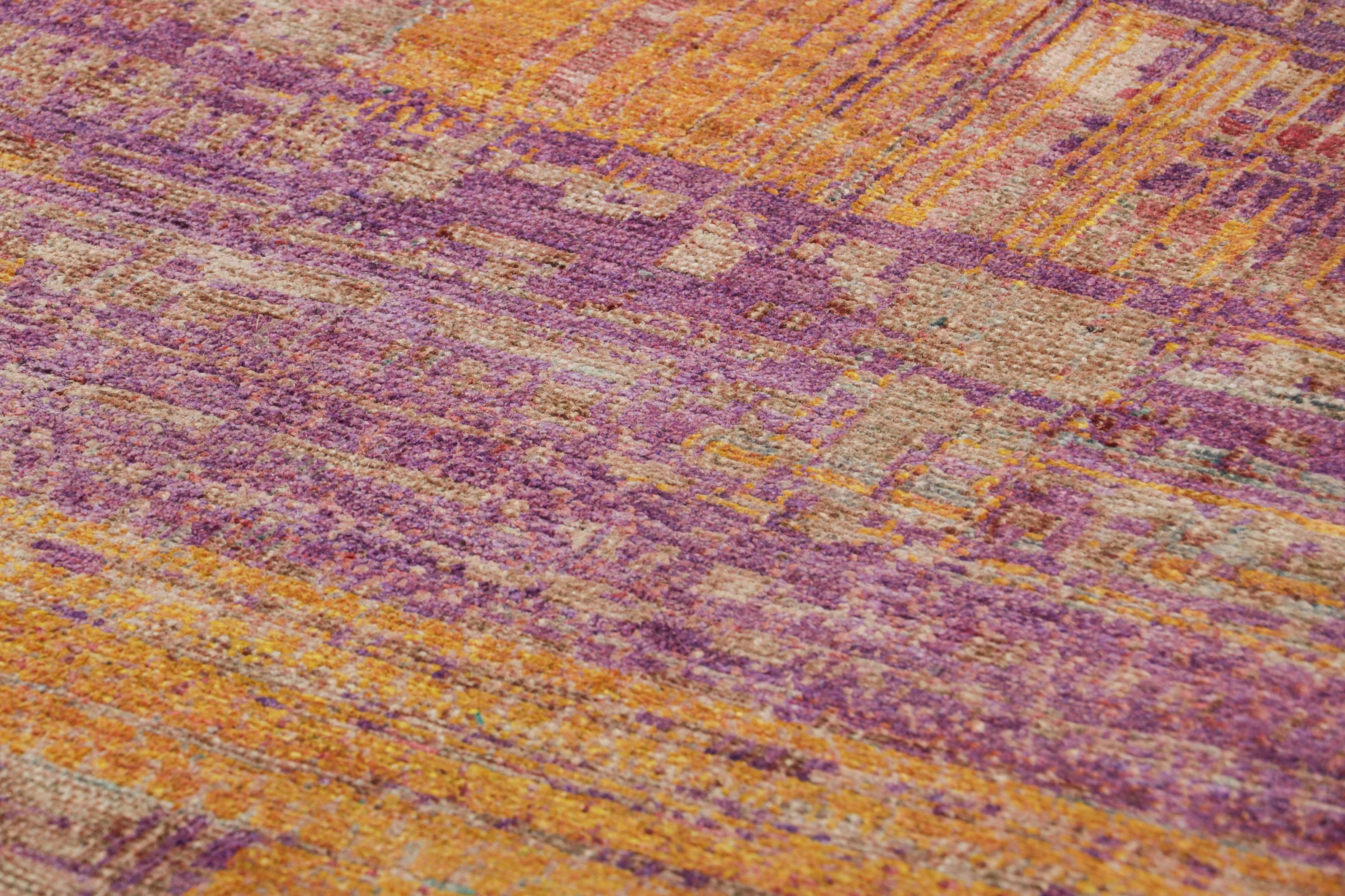 Dieser handgeknüpfte Teppich aus Wolle und Seide in der Größe 3x6 ist die neueste Ergänzung der Modern Collection'S von Rug & Kilim.  

Über das Design: 

Ein kühnes Zusammenspiel von Textur und Abstraktion definiert diesen modernen Teppich, bei dem