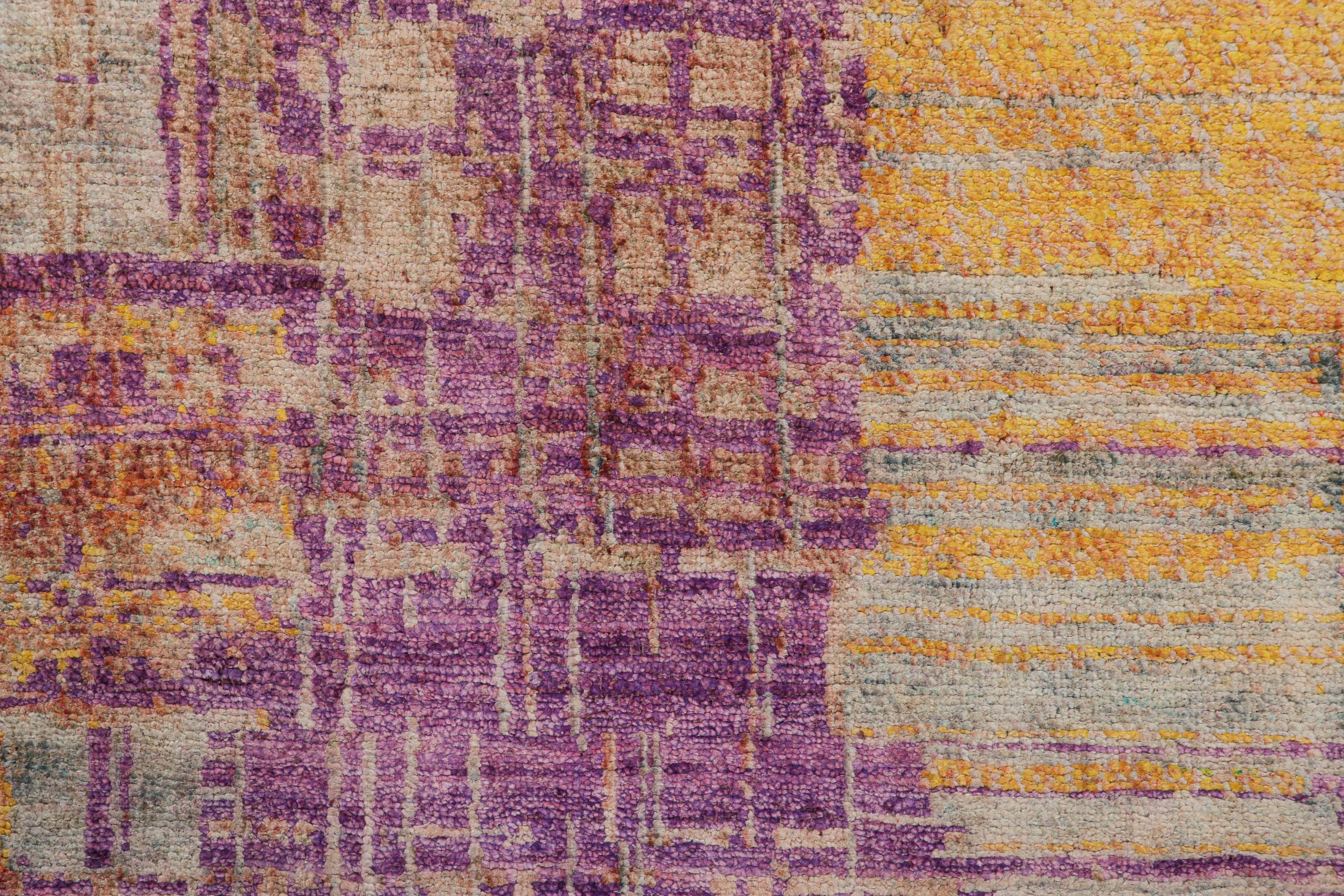 Rug & Kilims moderner abstrakter Teppich in Ocker-Gold und Violett-Tönen (Moderne) im Angebot