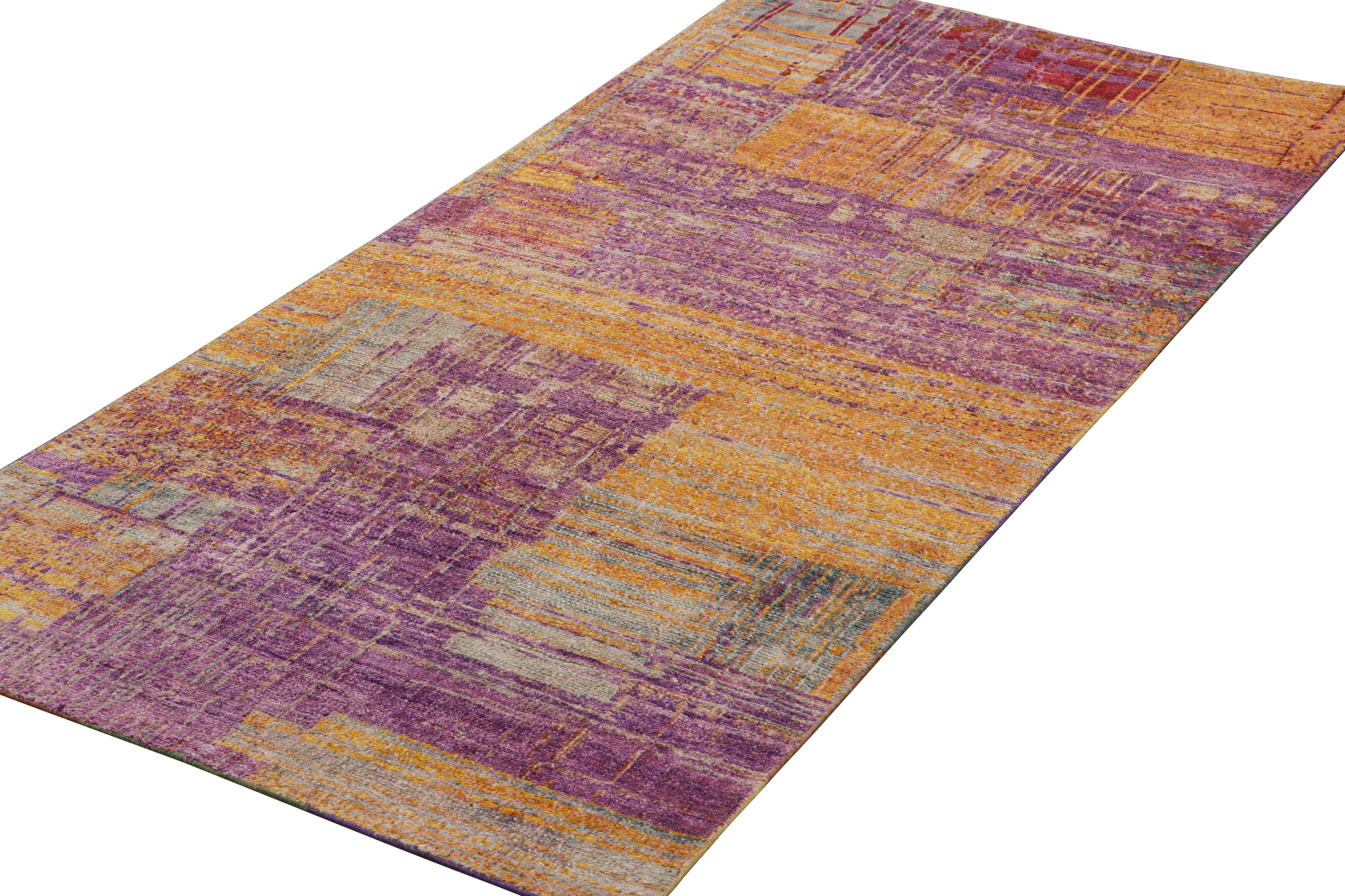 Rug & Kilims moderner abstrakter Teppich in Ocker-Gold und Violett-Tönen (Indisch) im Angebot