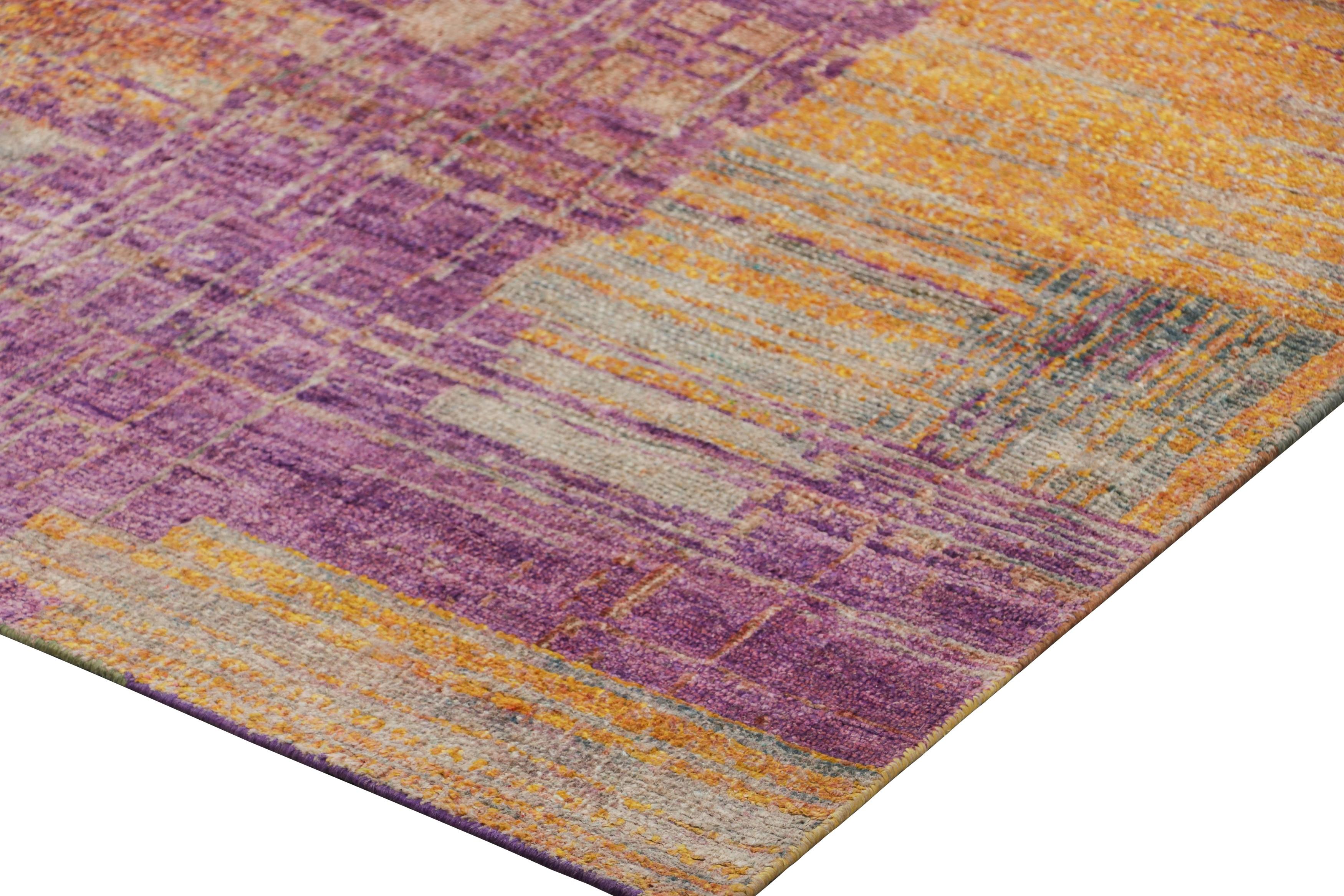 Rug & Kilims moderner abstrakter Teppich in Ocker-Gold und Violett-Tönen im Zustand „Neu“ im Angebot in Long Island City, NY