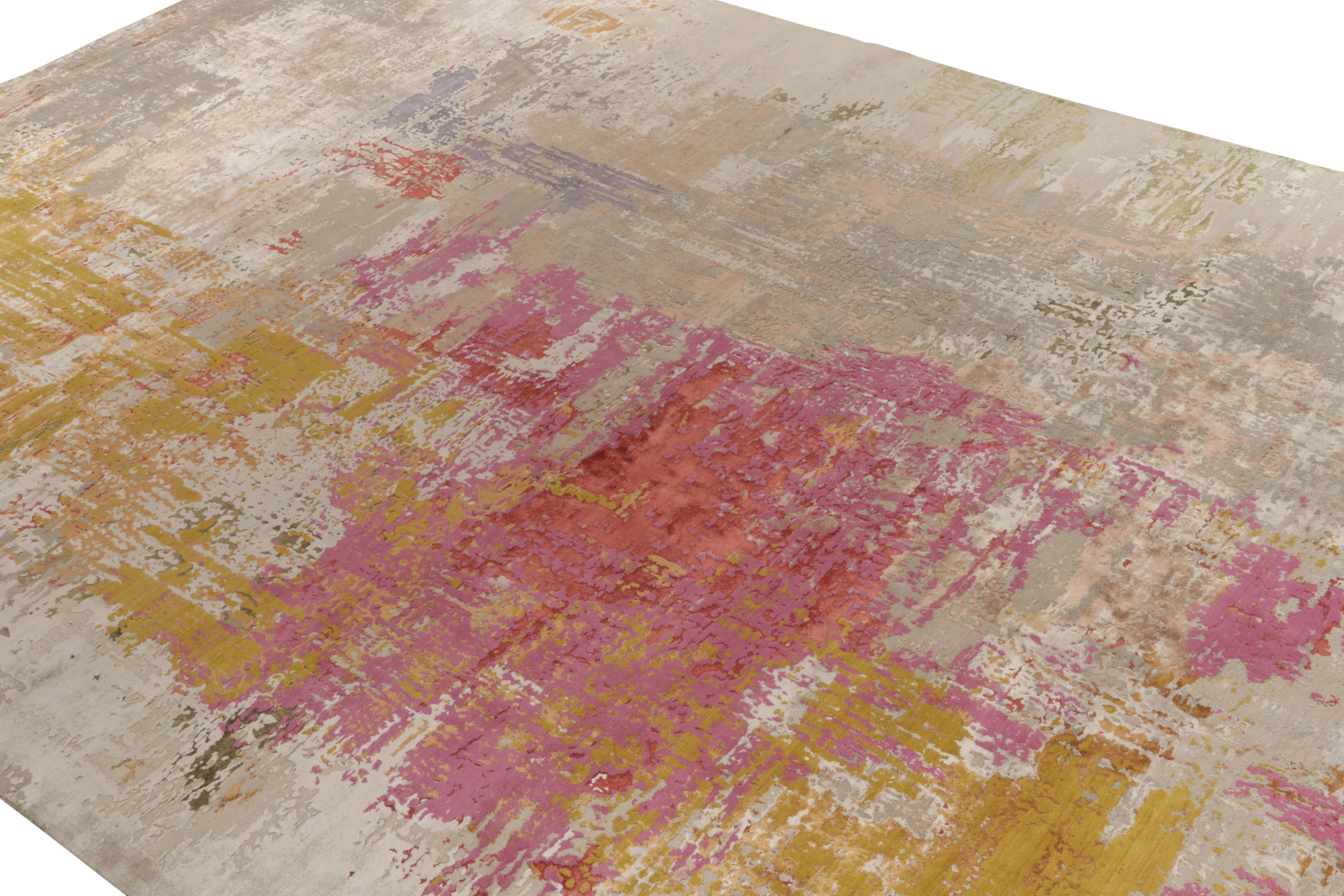 Moderner abstrakter Teppich von Teppich & Kilims mit malerischem Muster in Rosa, Gold und Grau (Handgeknüpft) im Angebot