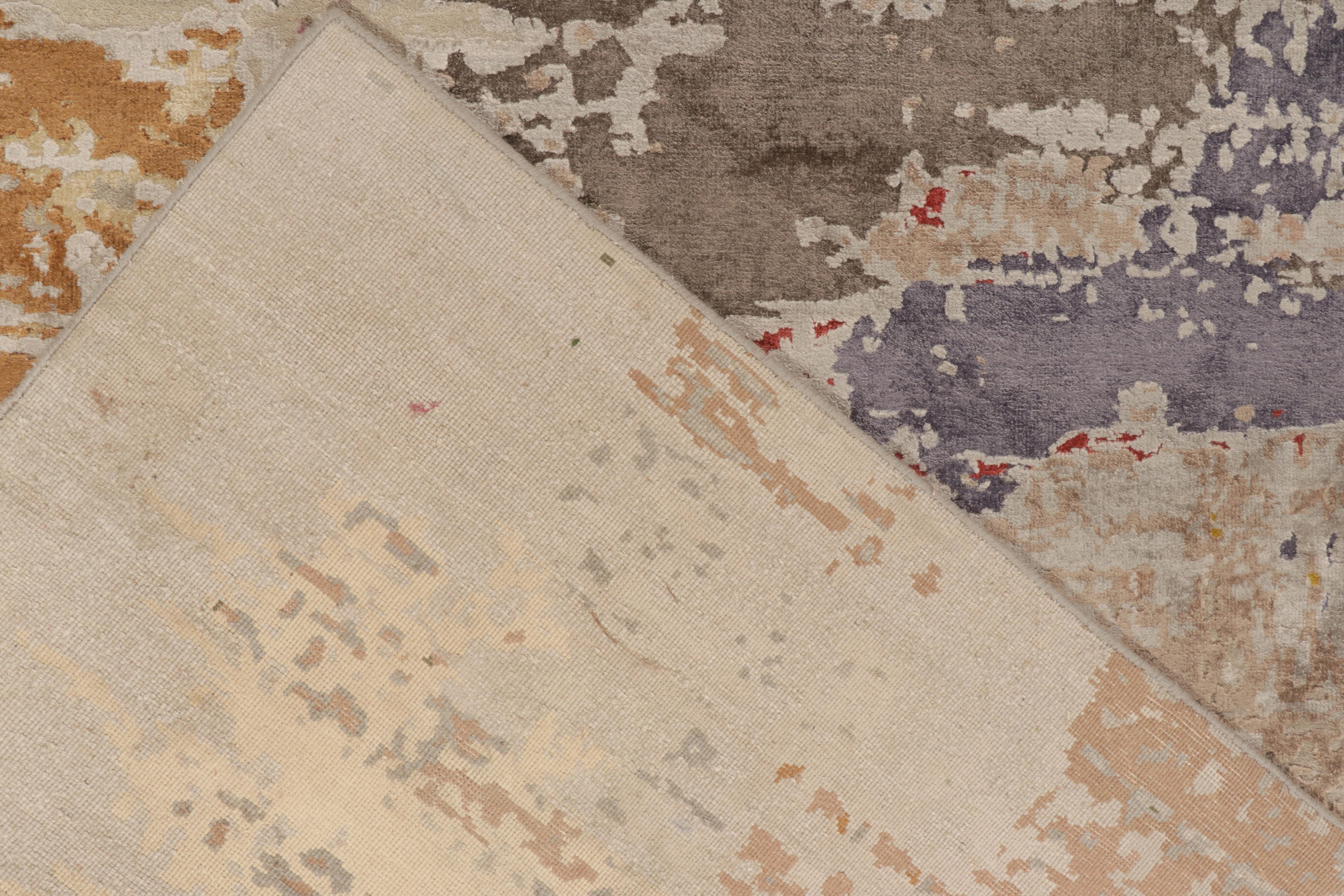 Moderner abstrakter Teppich von Teppich & Kilims mit malerischem Muster in Rosa, Gold und Grau (Wolle) im Angebot