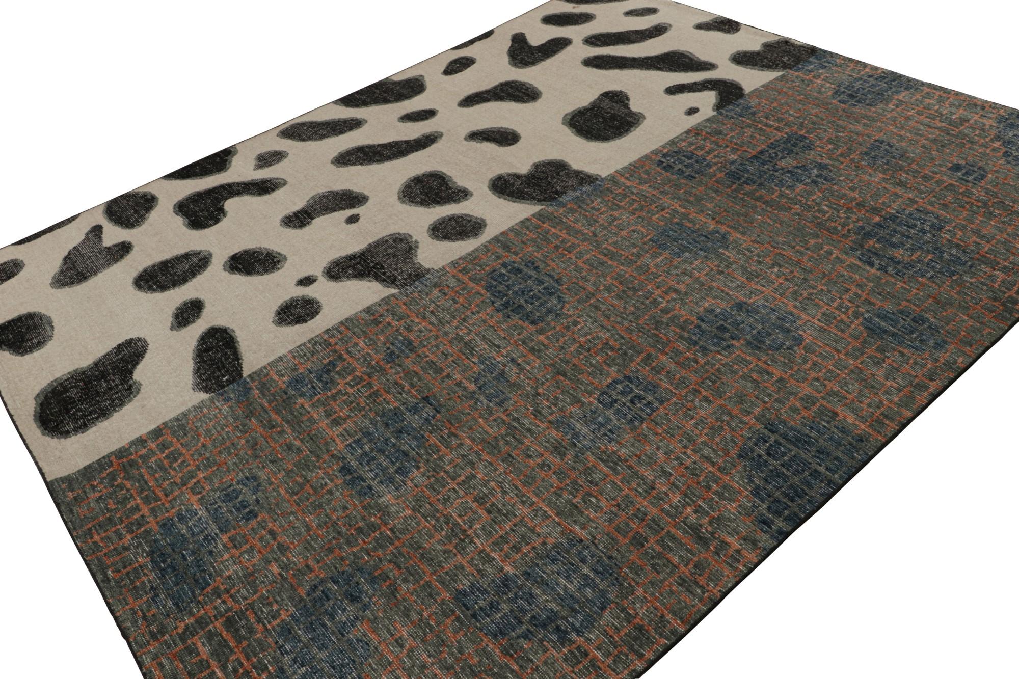 Questo tappeto astratto 8x10 è una novità della collezione Homage di Rug & Kilim.

Ulteriori informazioni sul design:

Annodato a mano in lana, questo tappeto moderno presenta motivi astratti in beige, nero, verde e blu con accenni di arancione. La