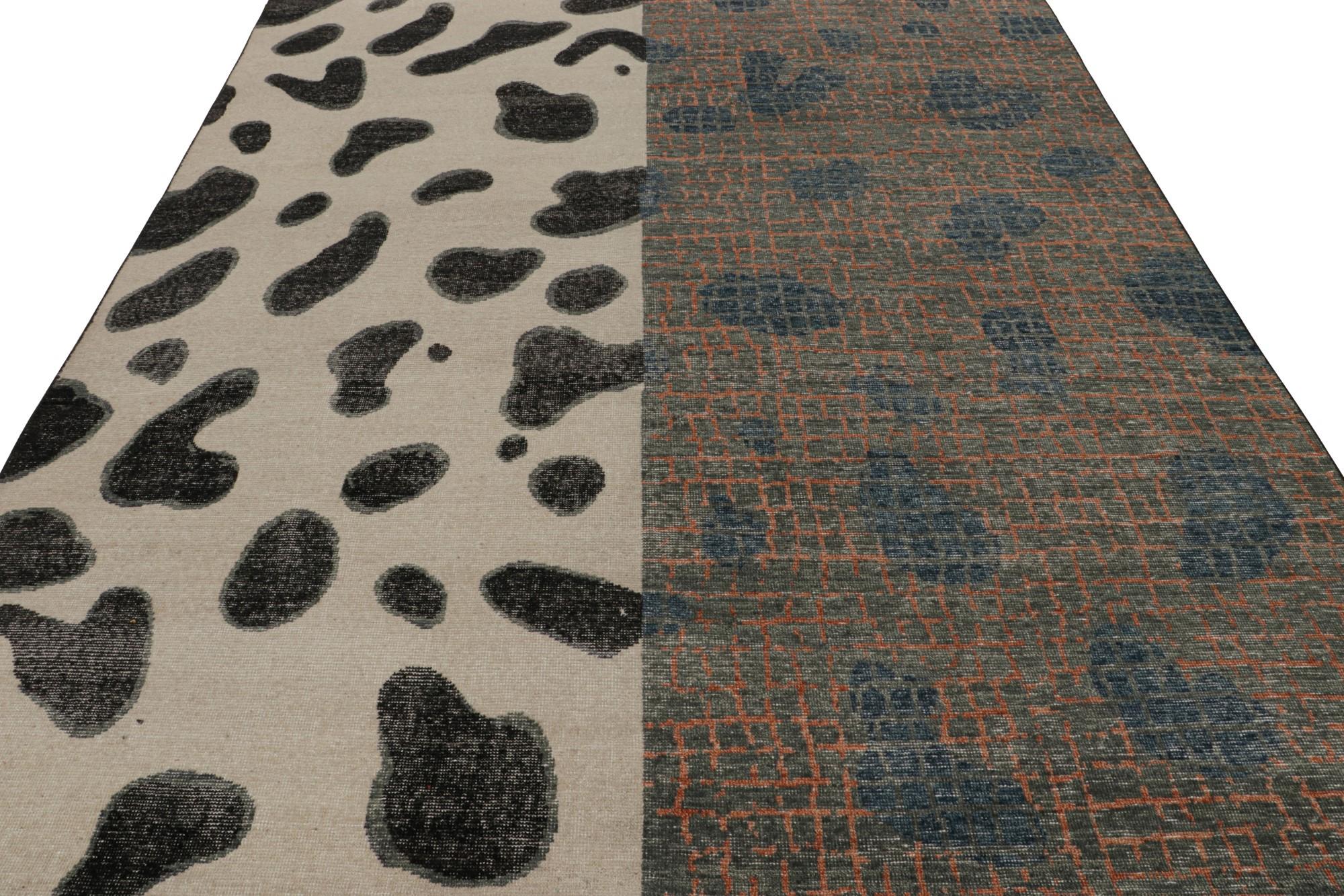 Moderno Rug & Kilim: tappeto astratto moderno con motivi policromatici in vendita