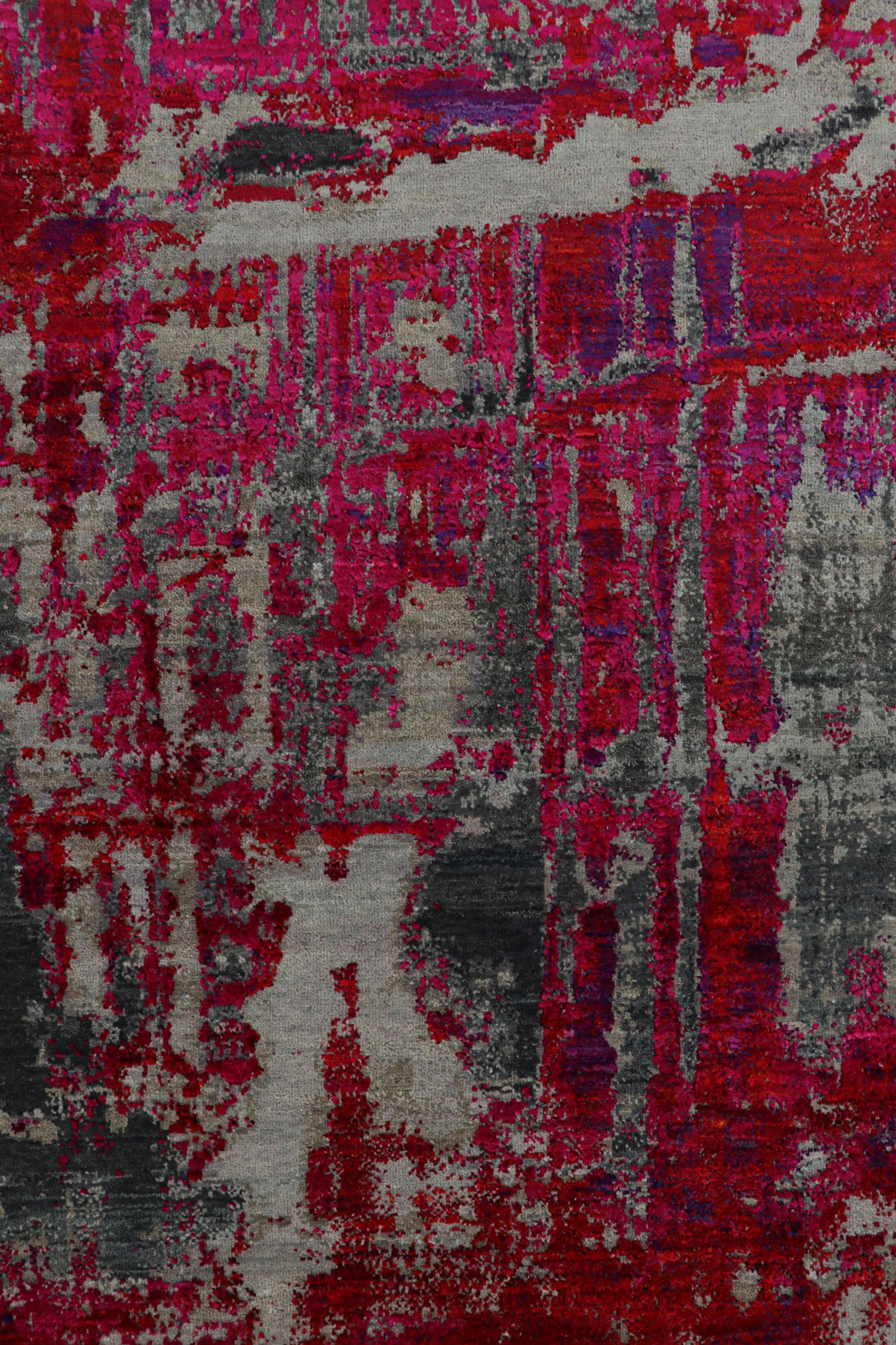 Der moderne abstrakte Teppich von Rug & Kilim in Rot- und Rosatönen im Zustand „Neu“ im Angebot in Long Island City, NY