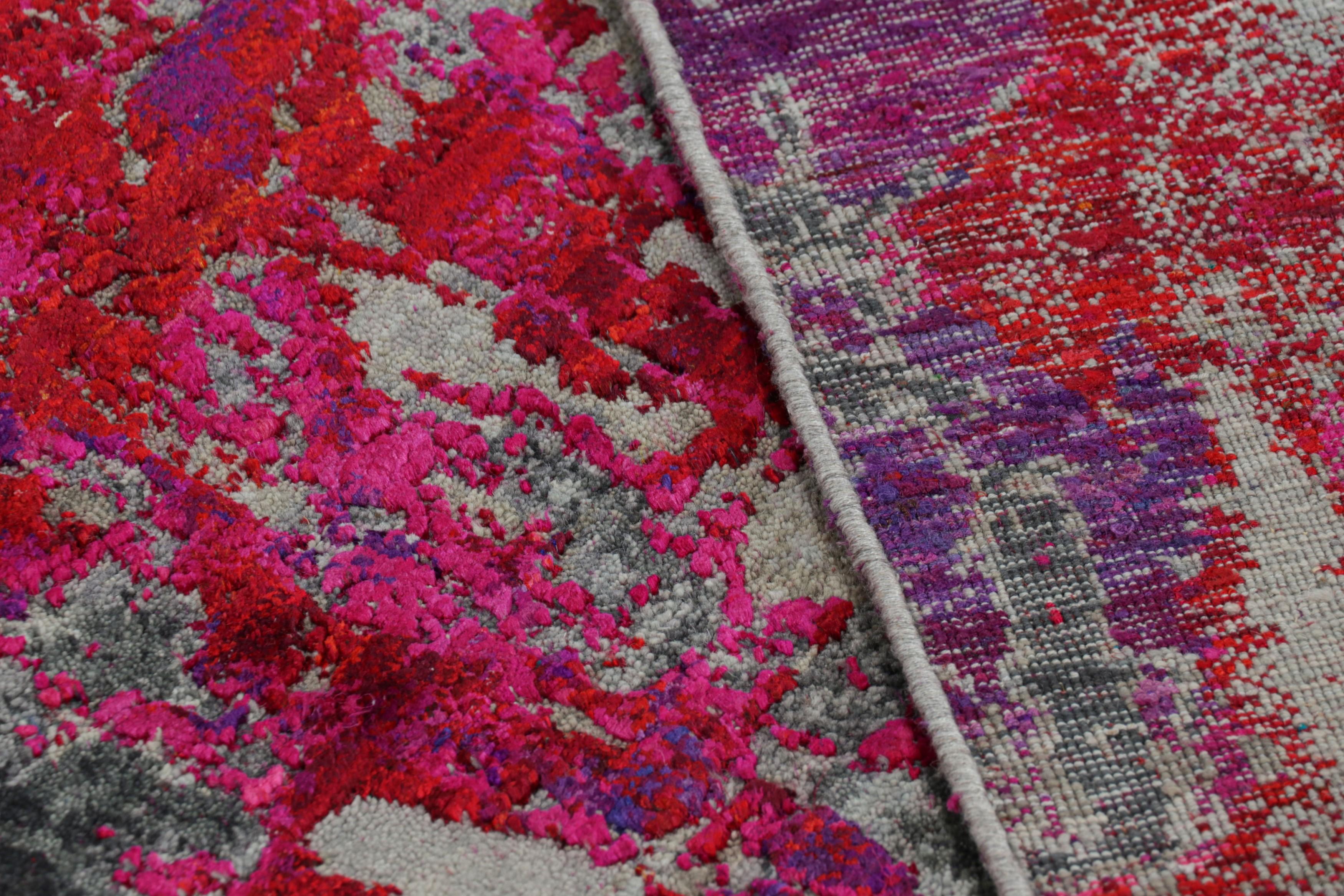 Der moderne abstrakte Teppich von Rug & Kilim in Rot- und Rosatönen (Wolle) im Angebot