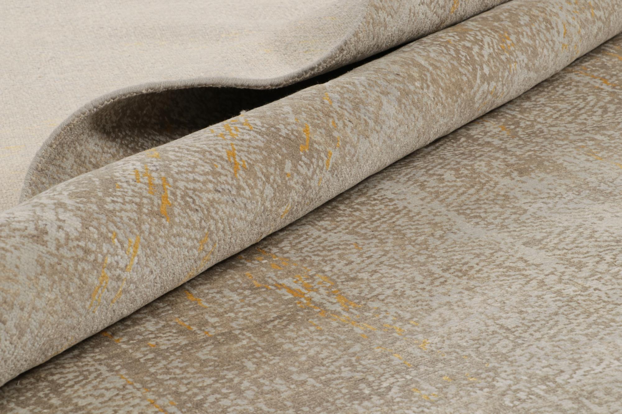 Rug & Kilim's Moderner abstrakter Teppich in Silber und Gold (Indisch) im Angebot