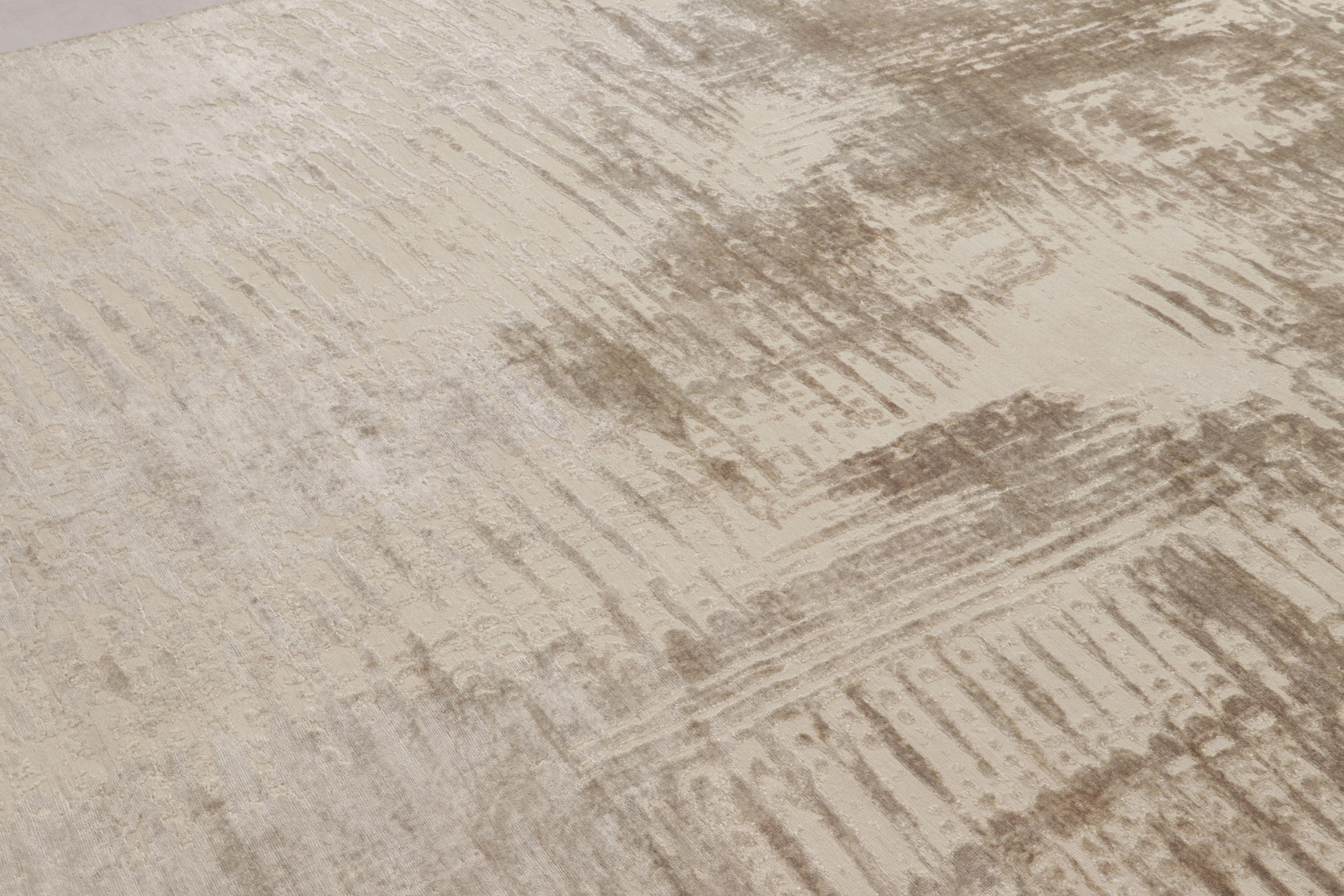 Moderner abstrakter Teppich von Rug & Kilim in Taupe und Elfenbeinfarbe (Indisch) im Angebot