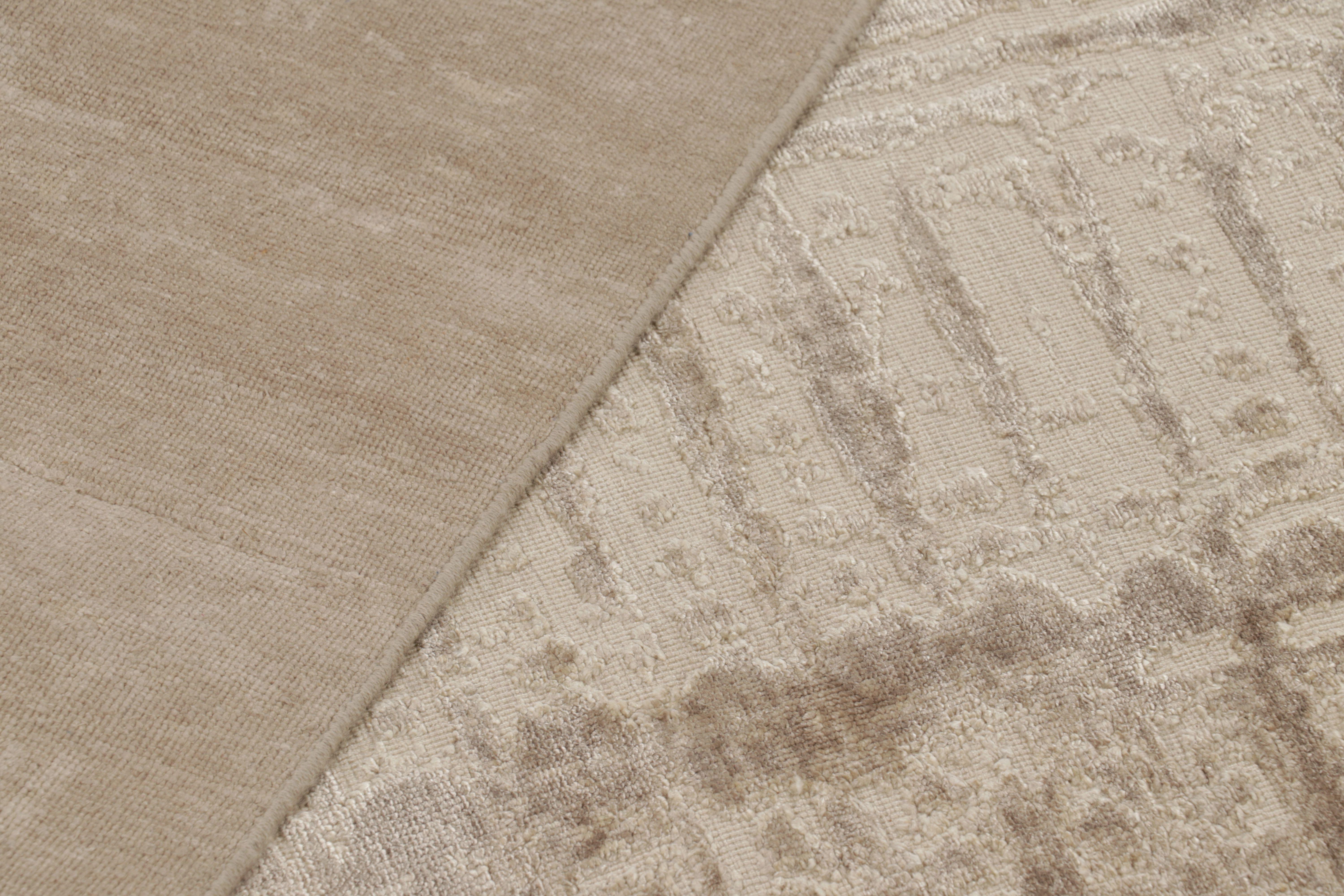 Moderner abstrakter Teppich von Rug & Kilim in Taupe und Elfenbeinfarbe im Angebot 1