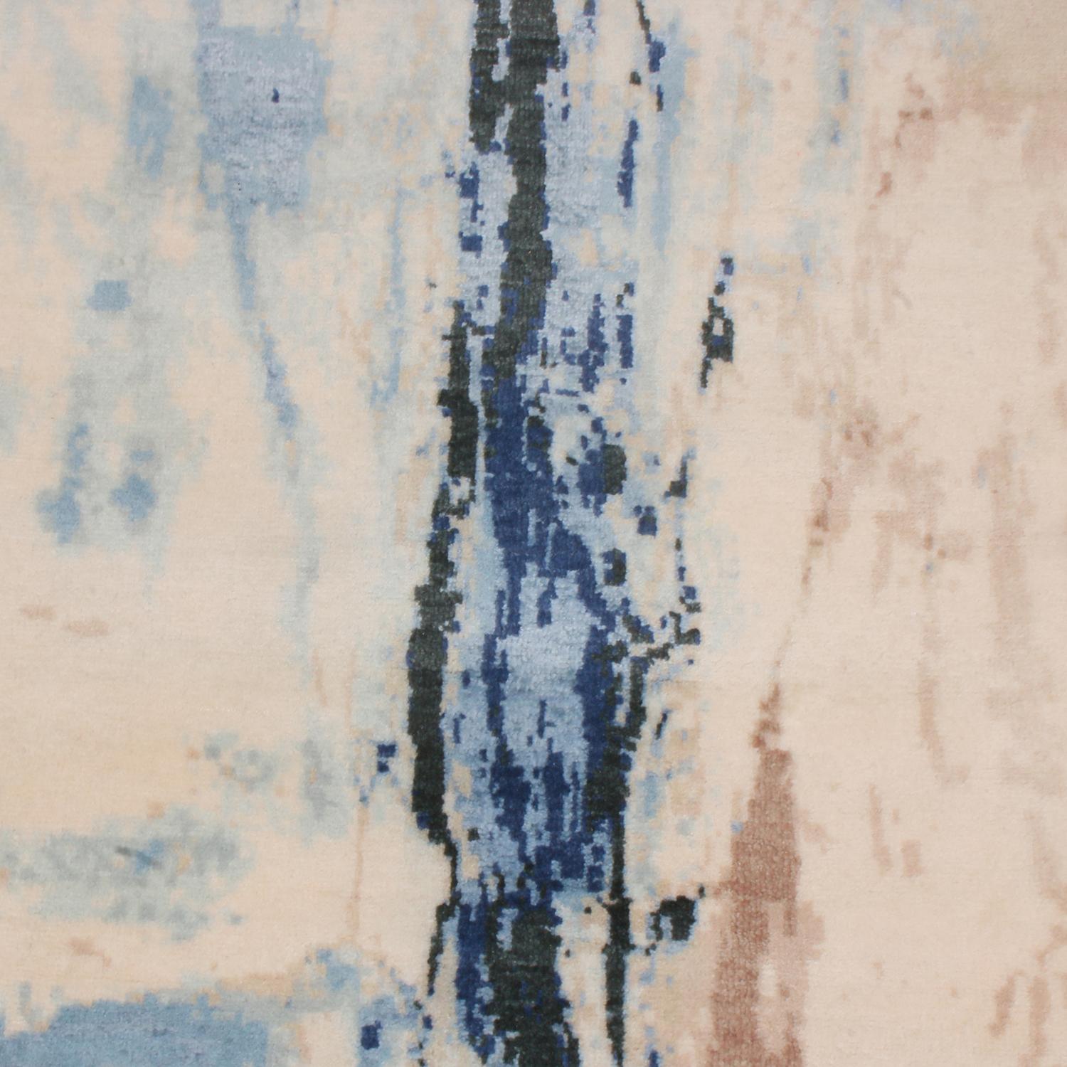 Rug & Kilim's Moderner abstrakter Teppich mit beige-blauem Distressed-Muster (Indisch) im Angebot