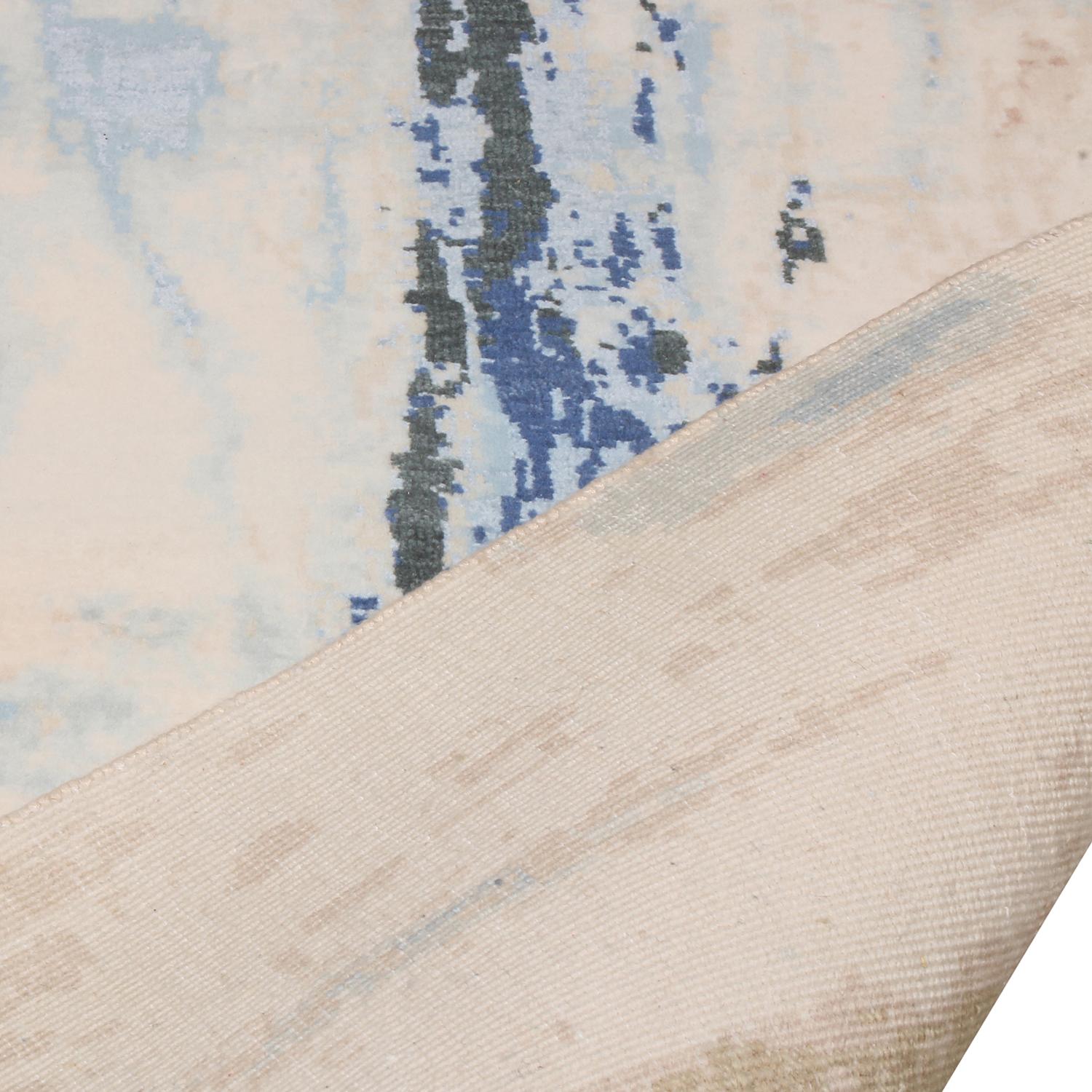 Rug & Kilim's Moderner abstrakter Teppich mit beige-blauem Distressed-Muster (Handgeknüpft) im Angebot