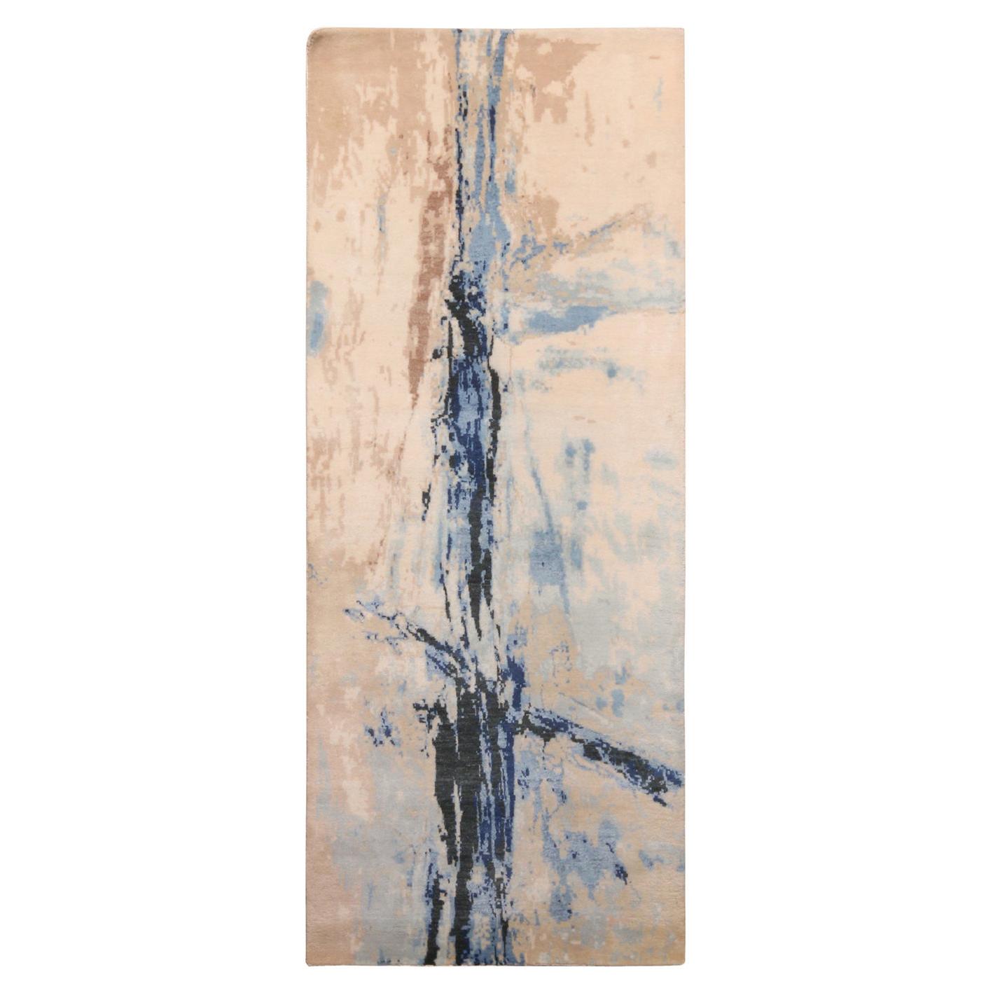 Rug & Kilim's Moderner abstrakter Teppich mit beige-blauem Distressed-Muster im Angebot