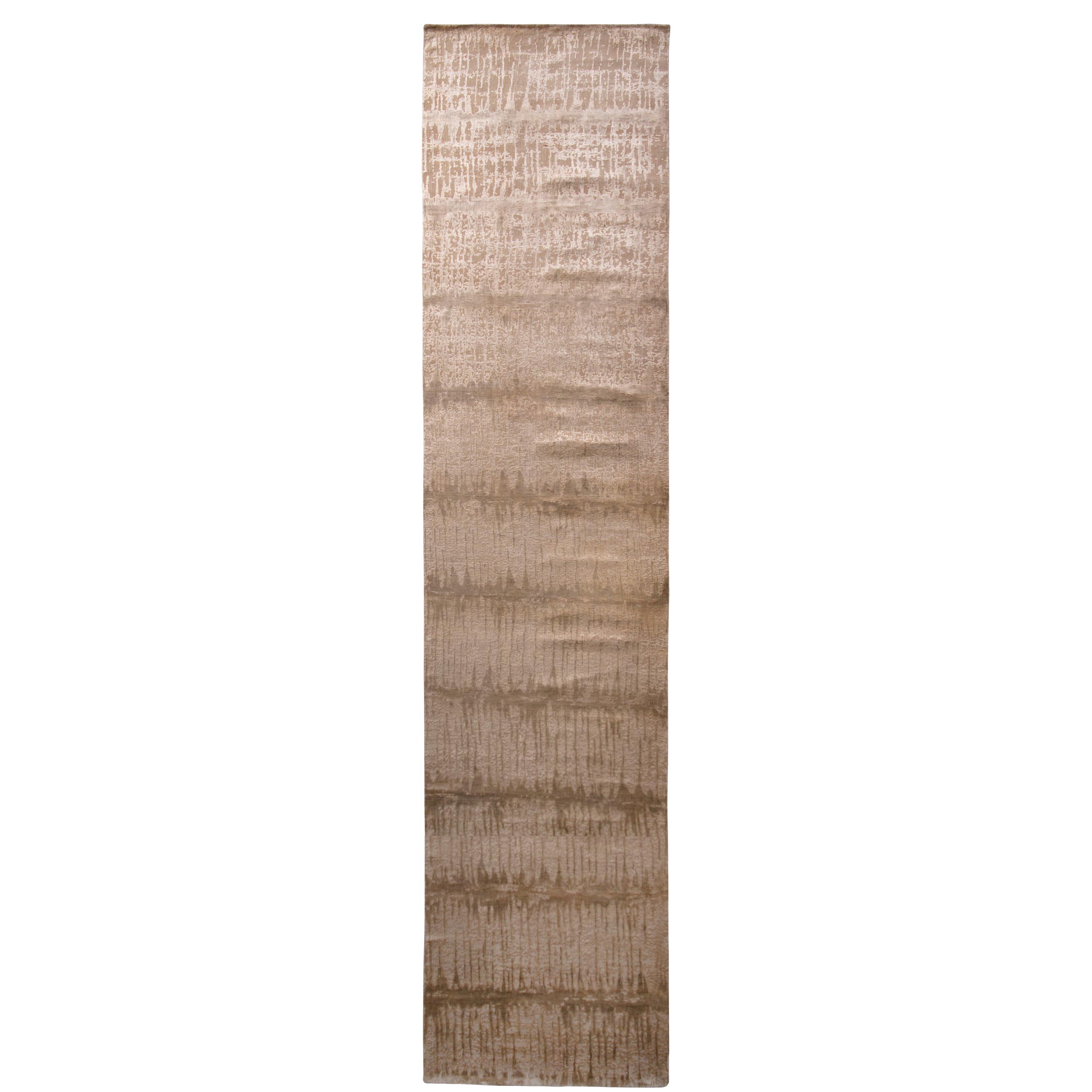 Tapis de couloir moderne abstrait en laine et soie marron beige de Rug & Kilim
