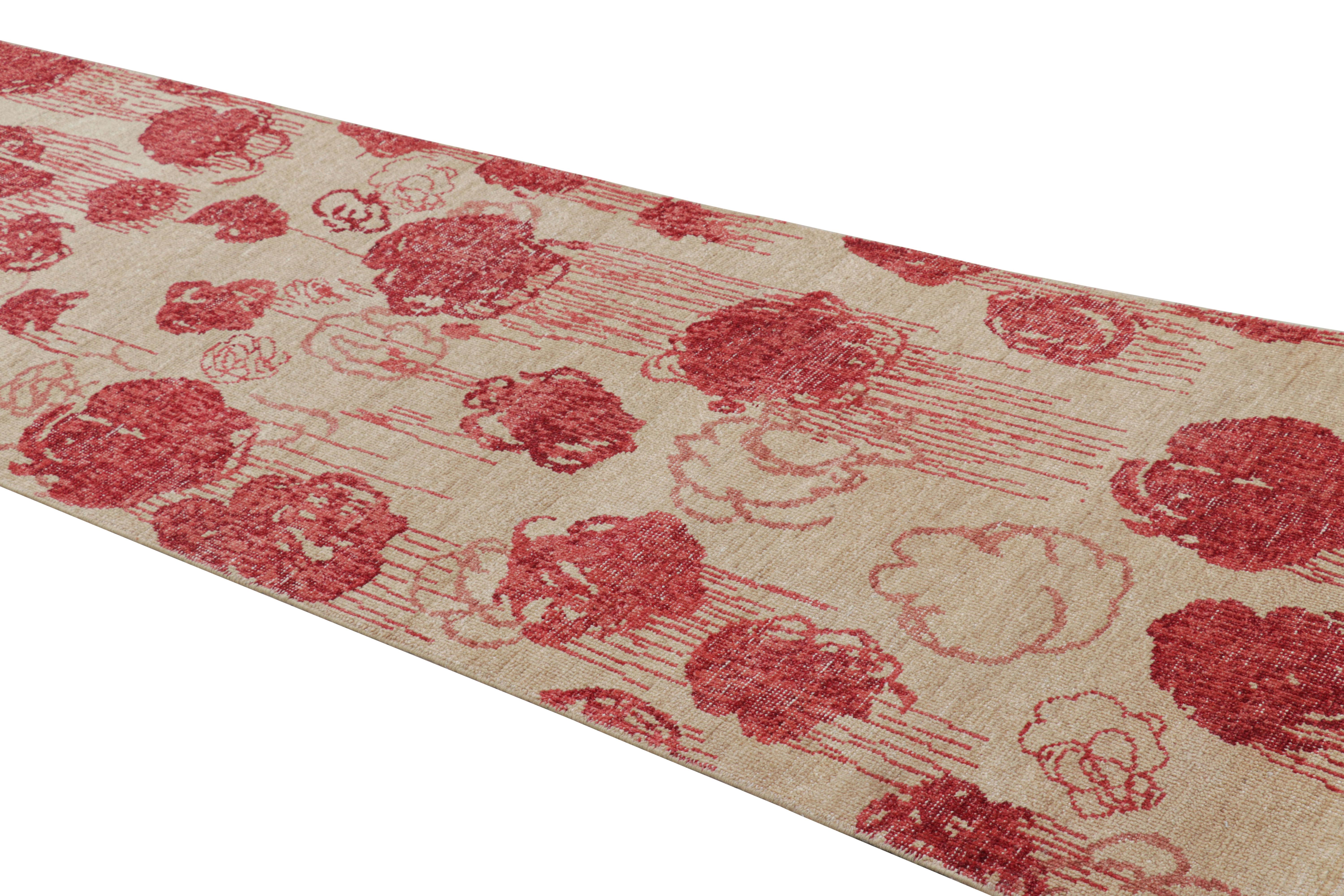 Annodato a mano in lana, questo tappeto moderno 3x10 originario dell'India, ispirato all'arte moderna con un motivo floreale astratto, è un'entusiasmante aggiunta alla collezione Rug & Kilim. 

Sul design: 

Una nuova aggiunta ai tappeti fatti a