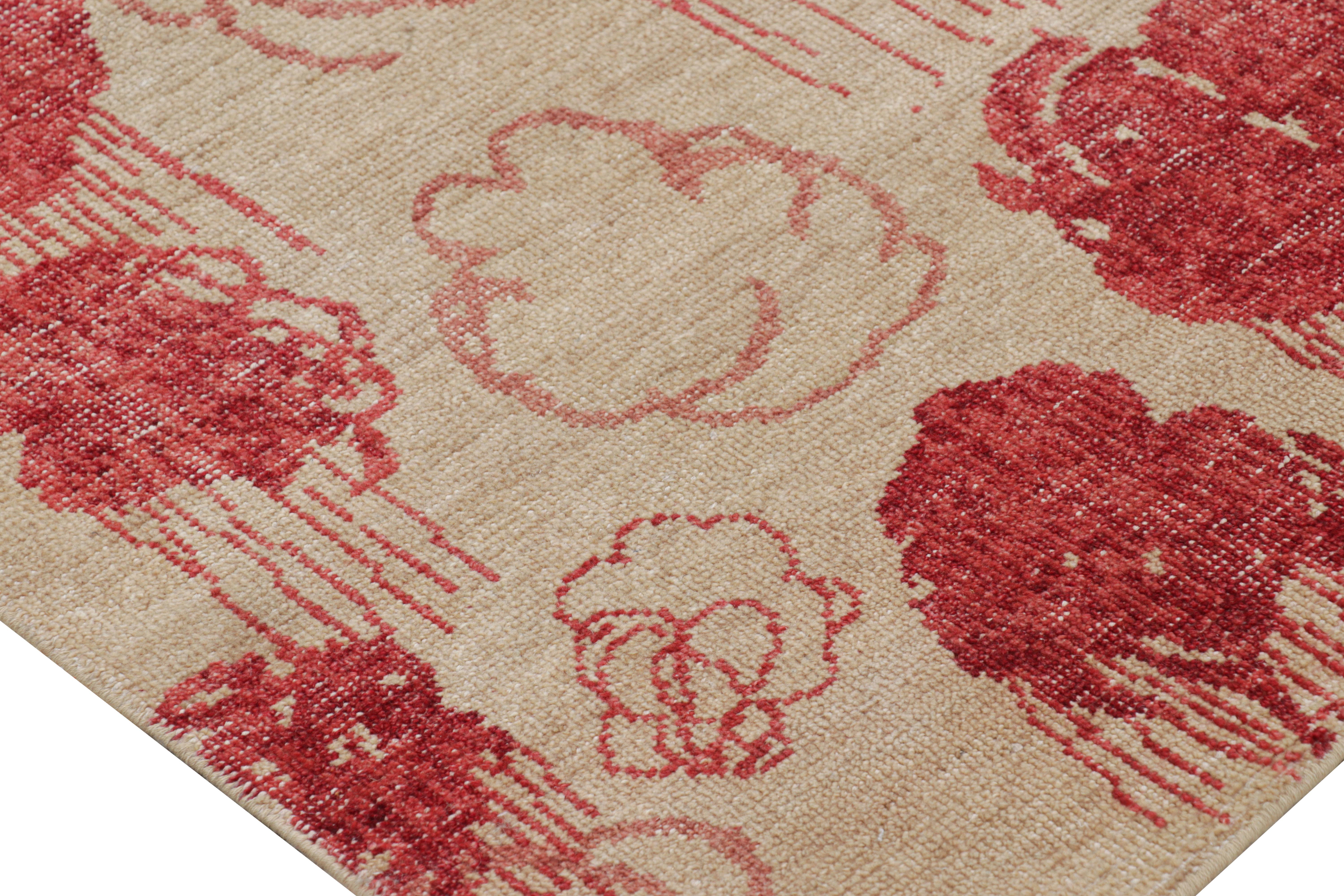 Moderno Il moderno runner astratto di Rug & Kilim in beige con motivi floreali rossi e rosa in vendita