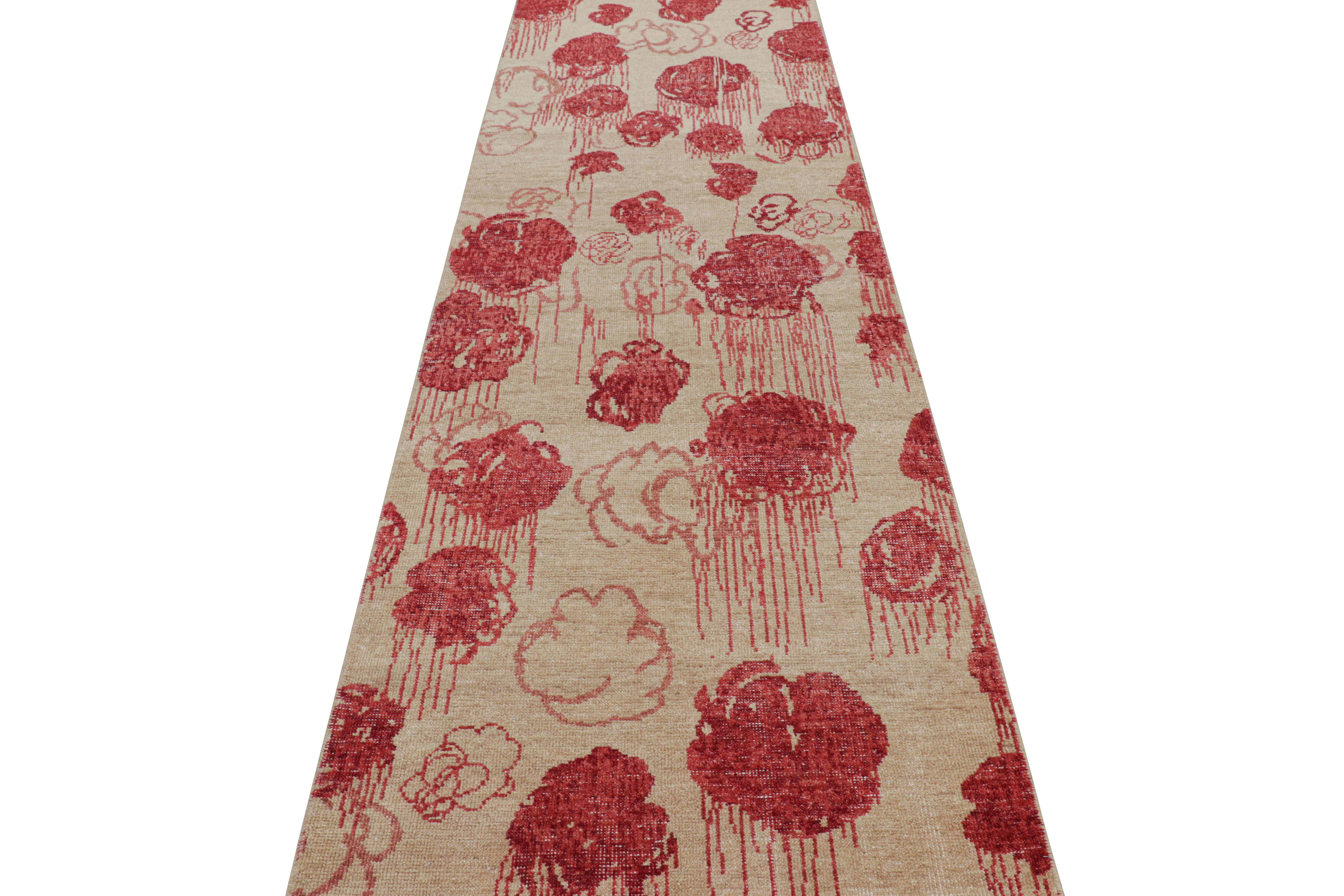 Indiano Il moderno runner astratto di Rug & Kilim in beige con motivi floreali rossi e rosa in vendita