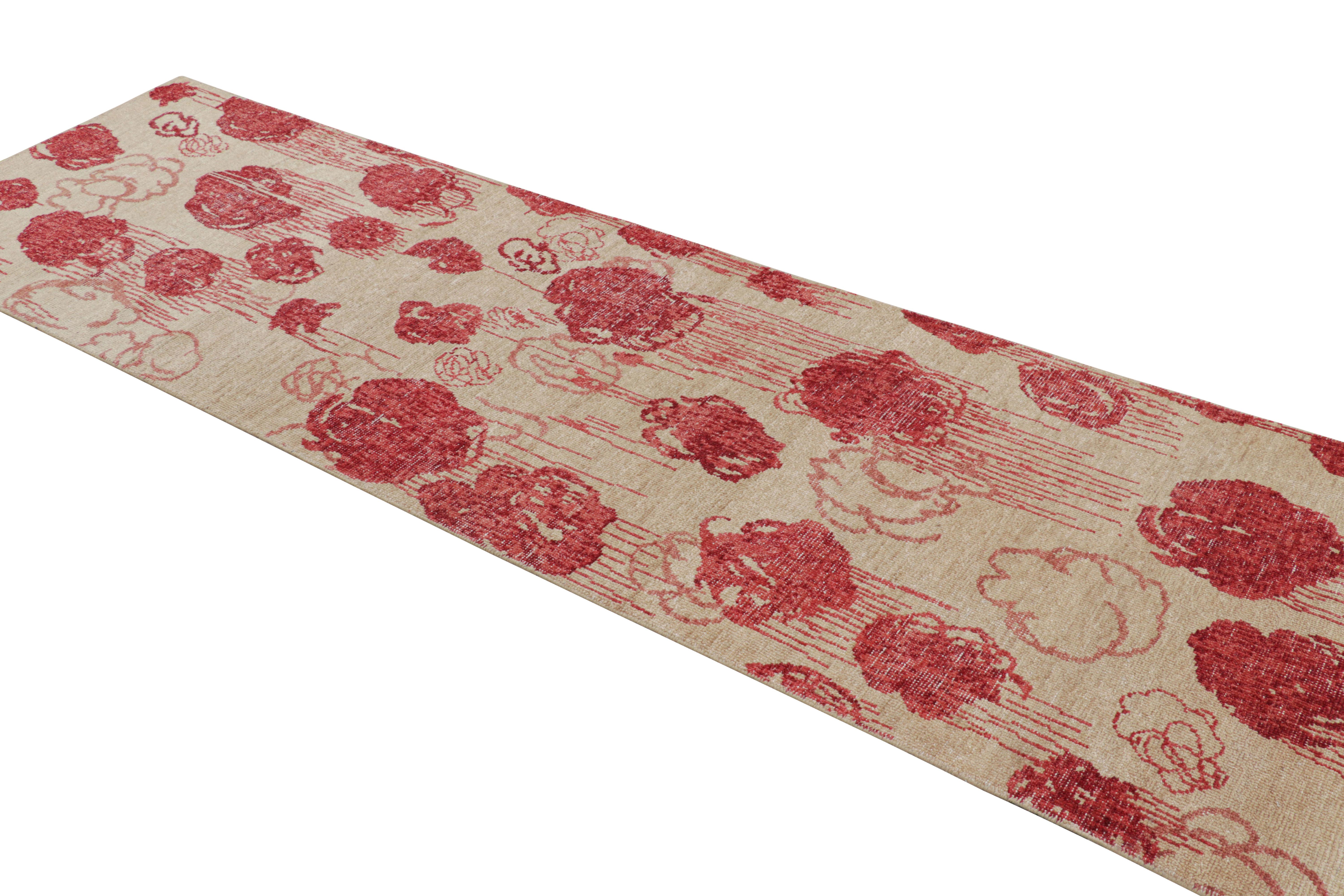 Annodato a mano Il moderno runner astratto di Rug & Kilim in beige con motivi floreali rossi e rosa in vendita