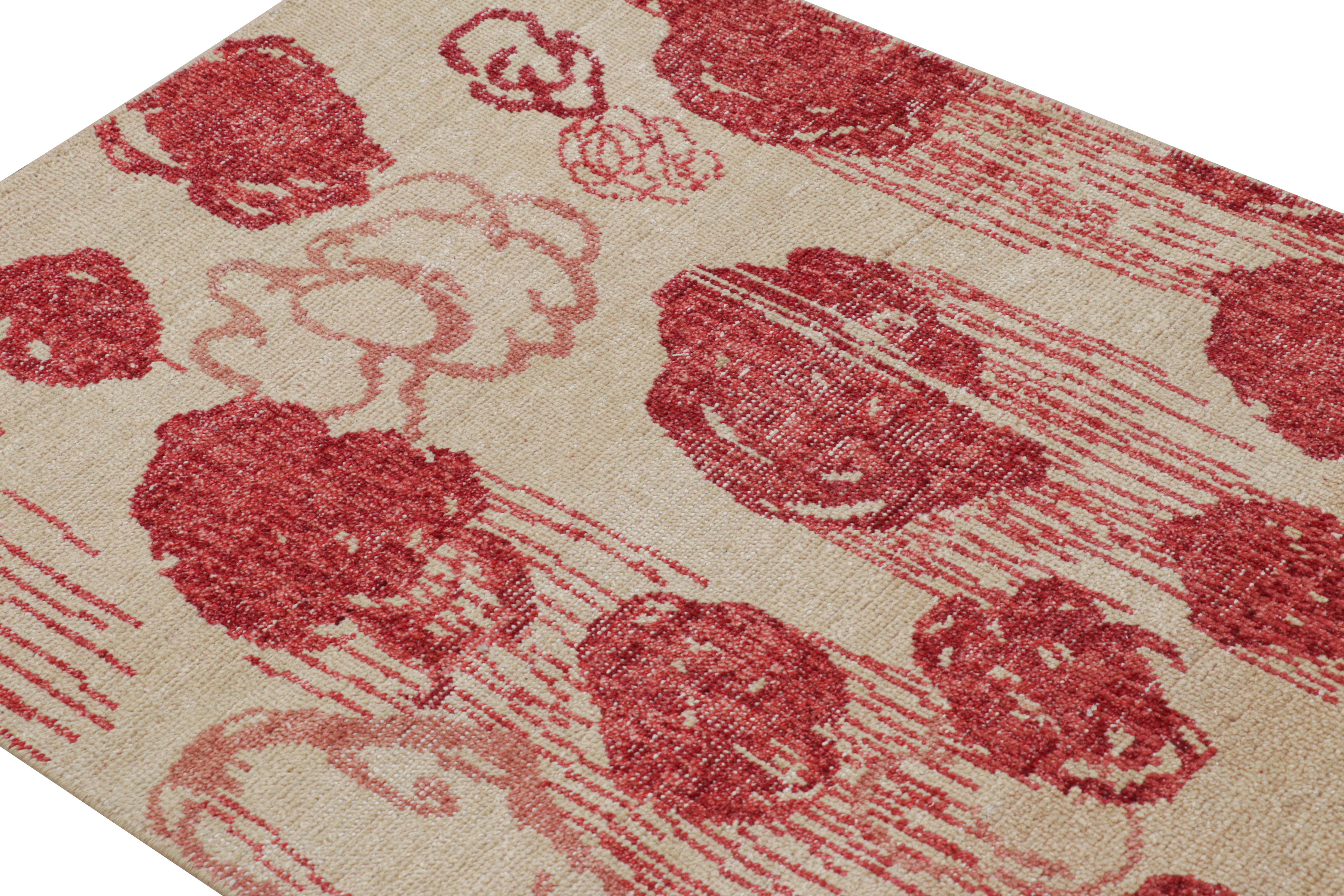 Il moderno runner astratto di Rug & Kilim in beige con motivi floreali rossi e rosa In condizioni Nuovo in vendita a Long Island City, NY