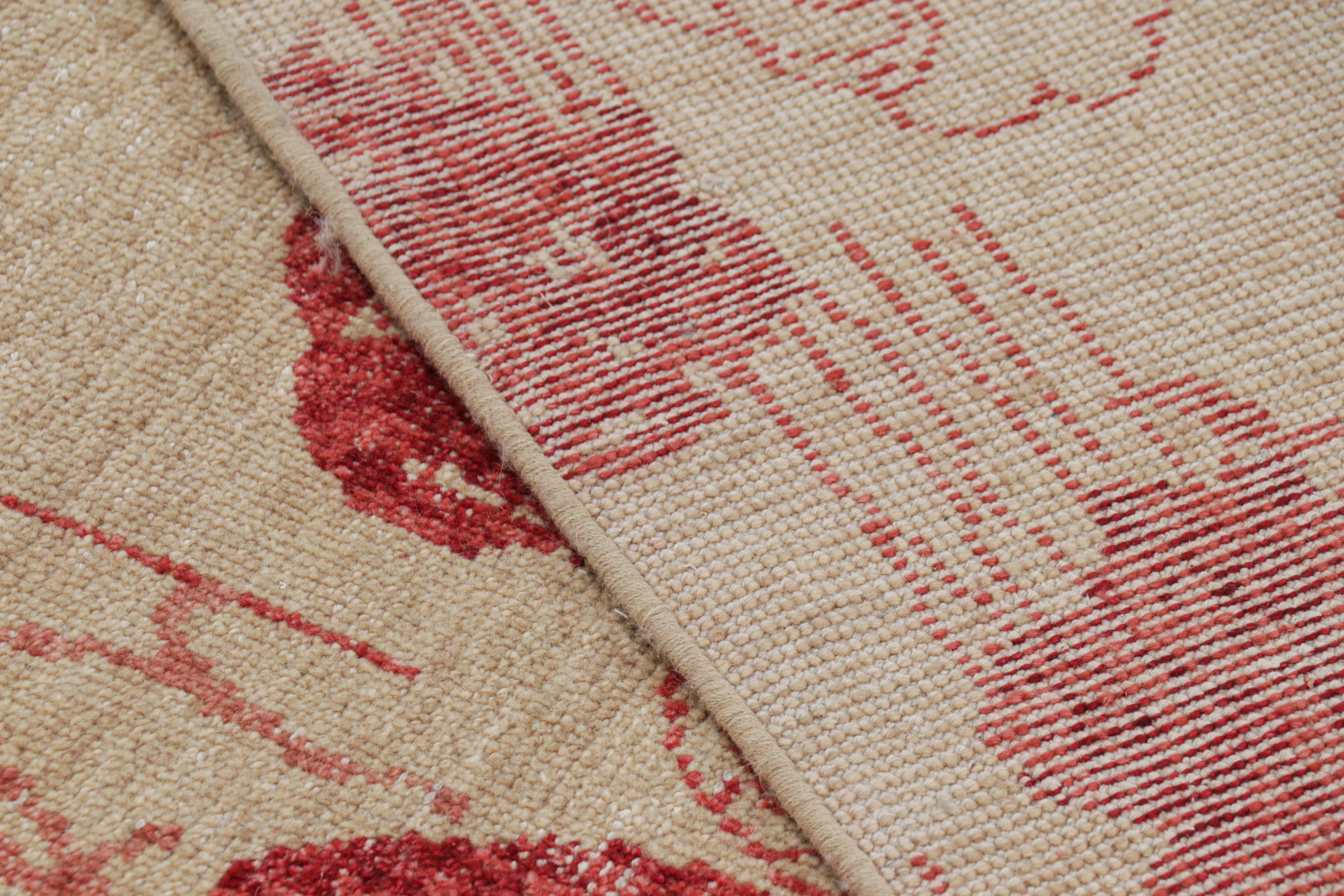 XXI secolo e contemporaneo Il moderno runner astratto di Rug & Kilim in beige con motivi floreali rossi e rosa in vendita