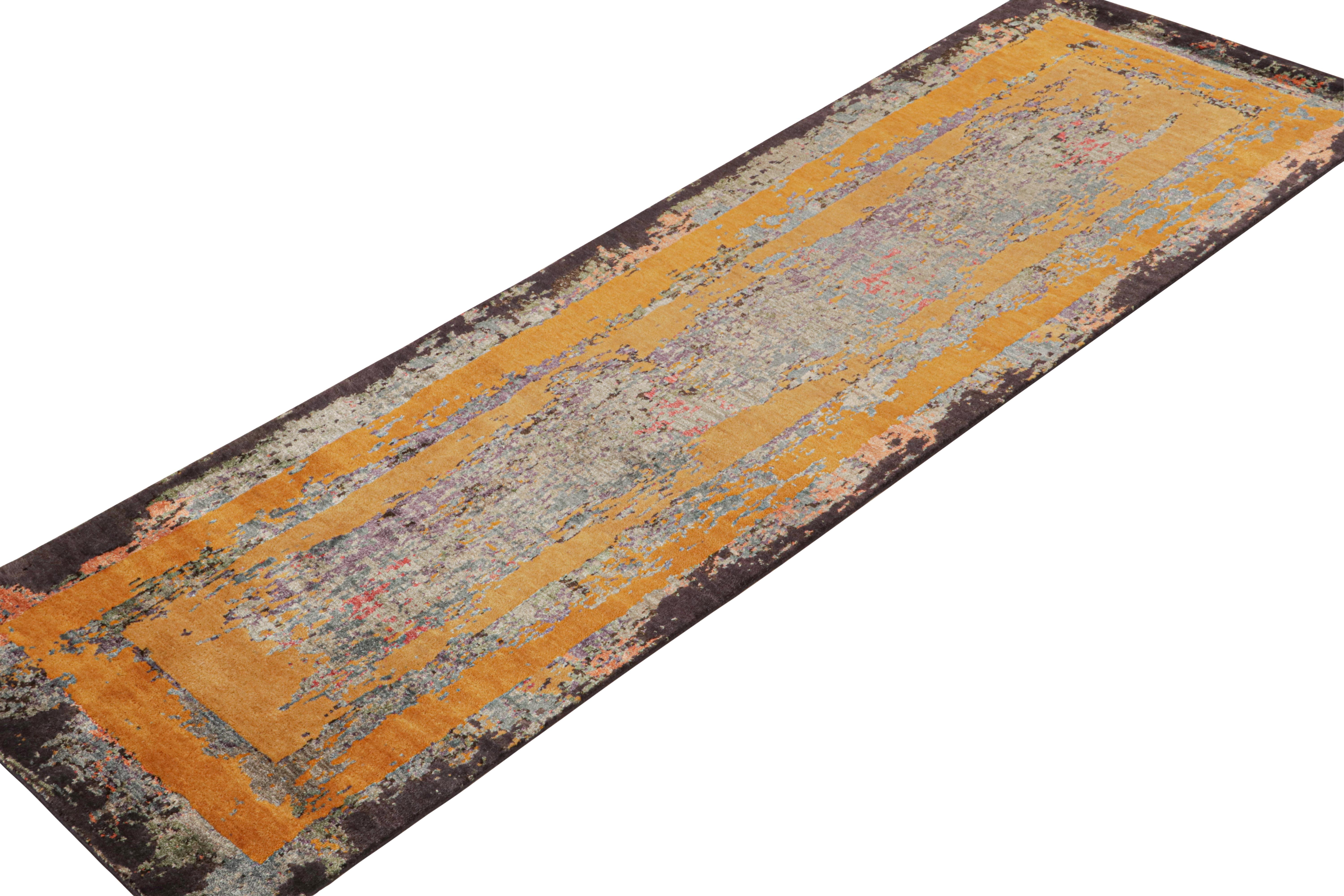 Modern abstrakter Läufer von Rug & Kilim in Blau mit Goldmustern (Moderne) im Angebot