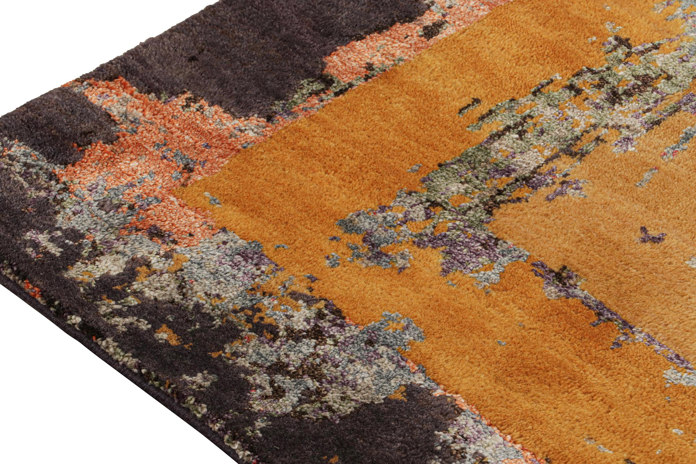 Modern abstrakter Läufer von Rug & Kilim in Blau mit Goldmustern (Handgeknüpft) im Angebot