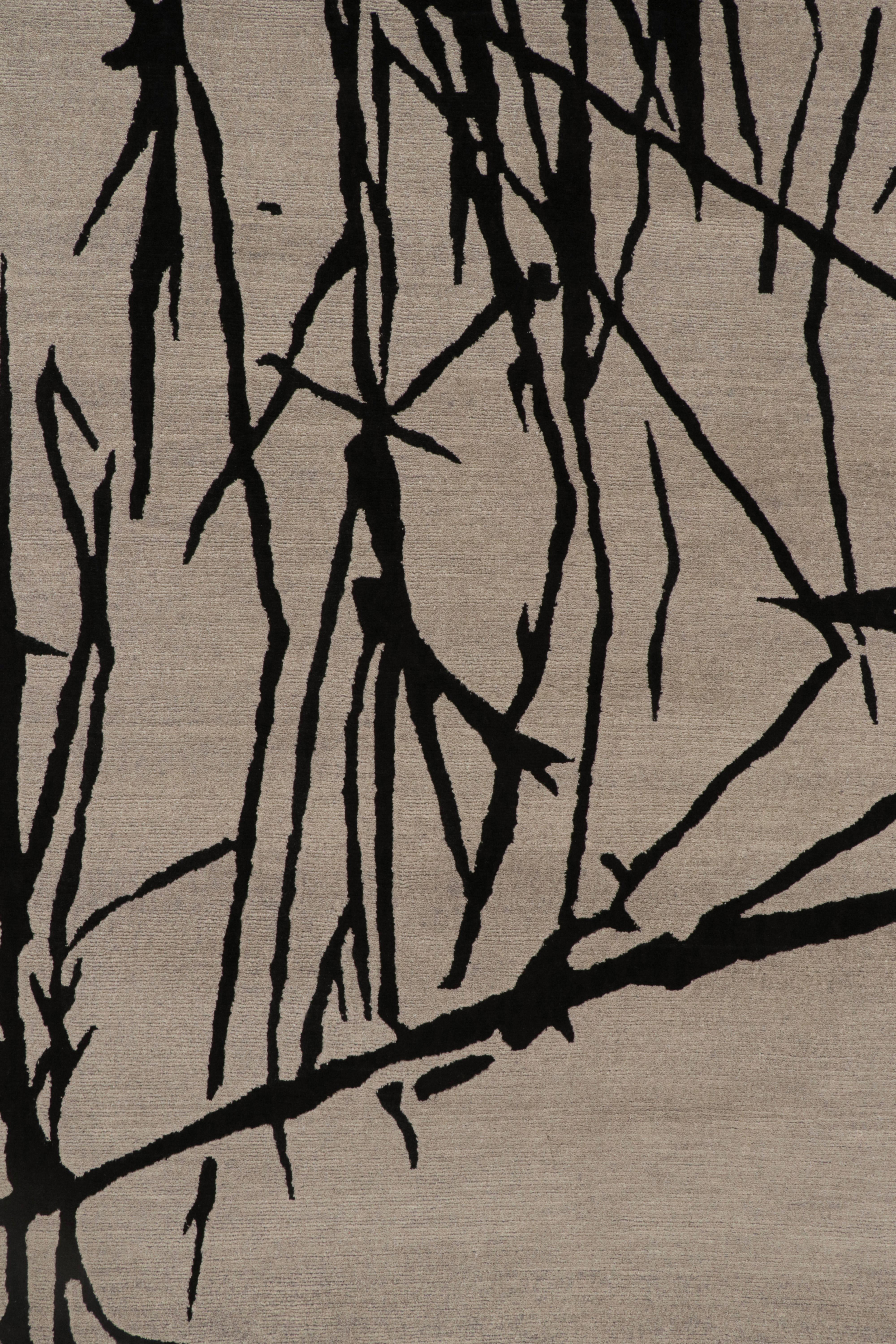 Rug & Kilim's Moderner abstrakter Läufer in Greige mit schwarzen geometrischen Mustern (21. Jahrhundert und zeitgenössisch) im Angebot