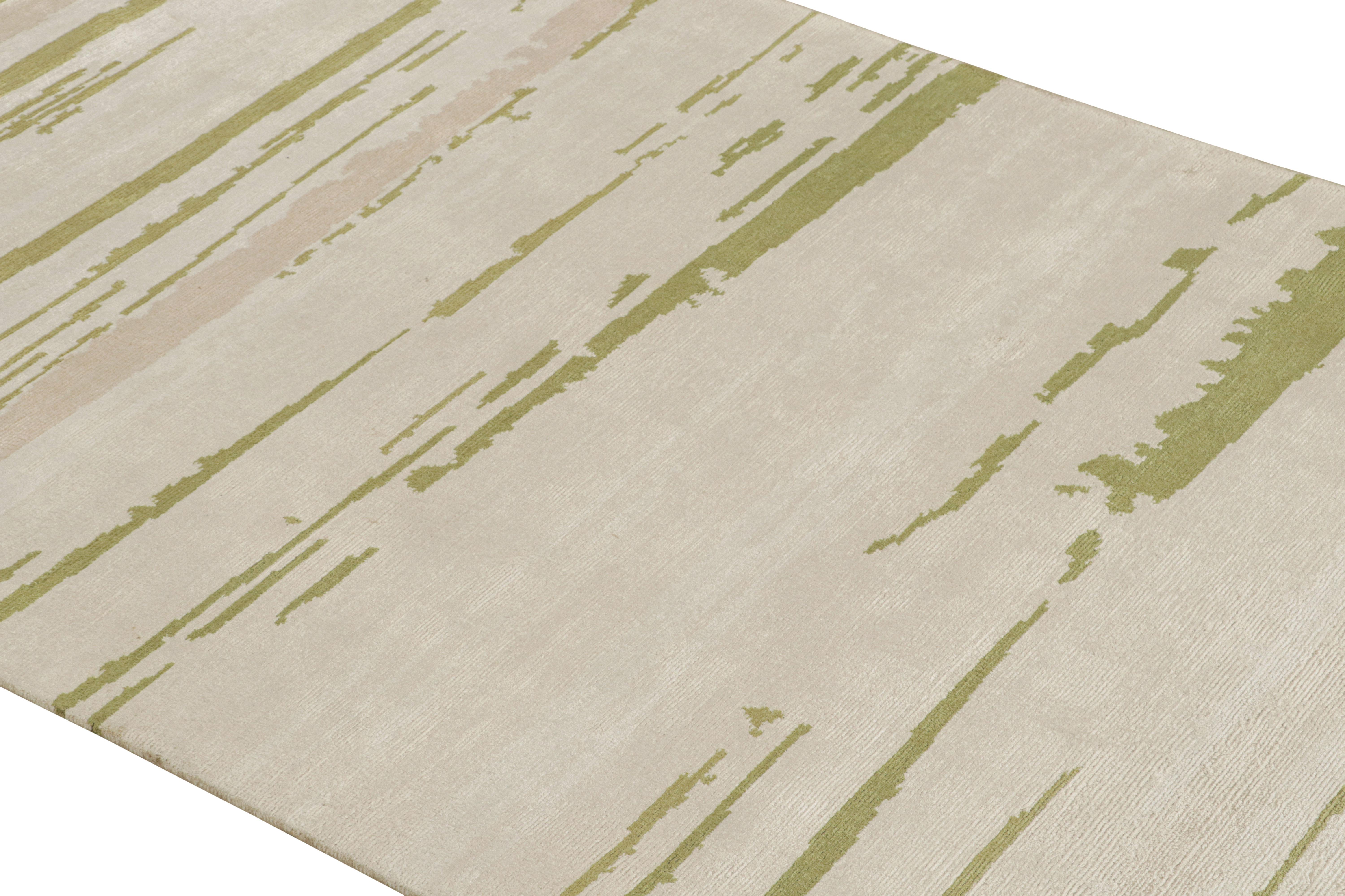 Noué à la main en laine et en soie, ce tapis de course moderne abstrait 3x10 présente des tons beige, rose pâle et vert chartreuse qui soulignent un jeu d'espaces négatifs et de motifs géométriques comme une peinture sur toile. 

Sur le Design :
