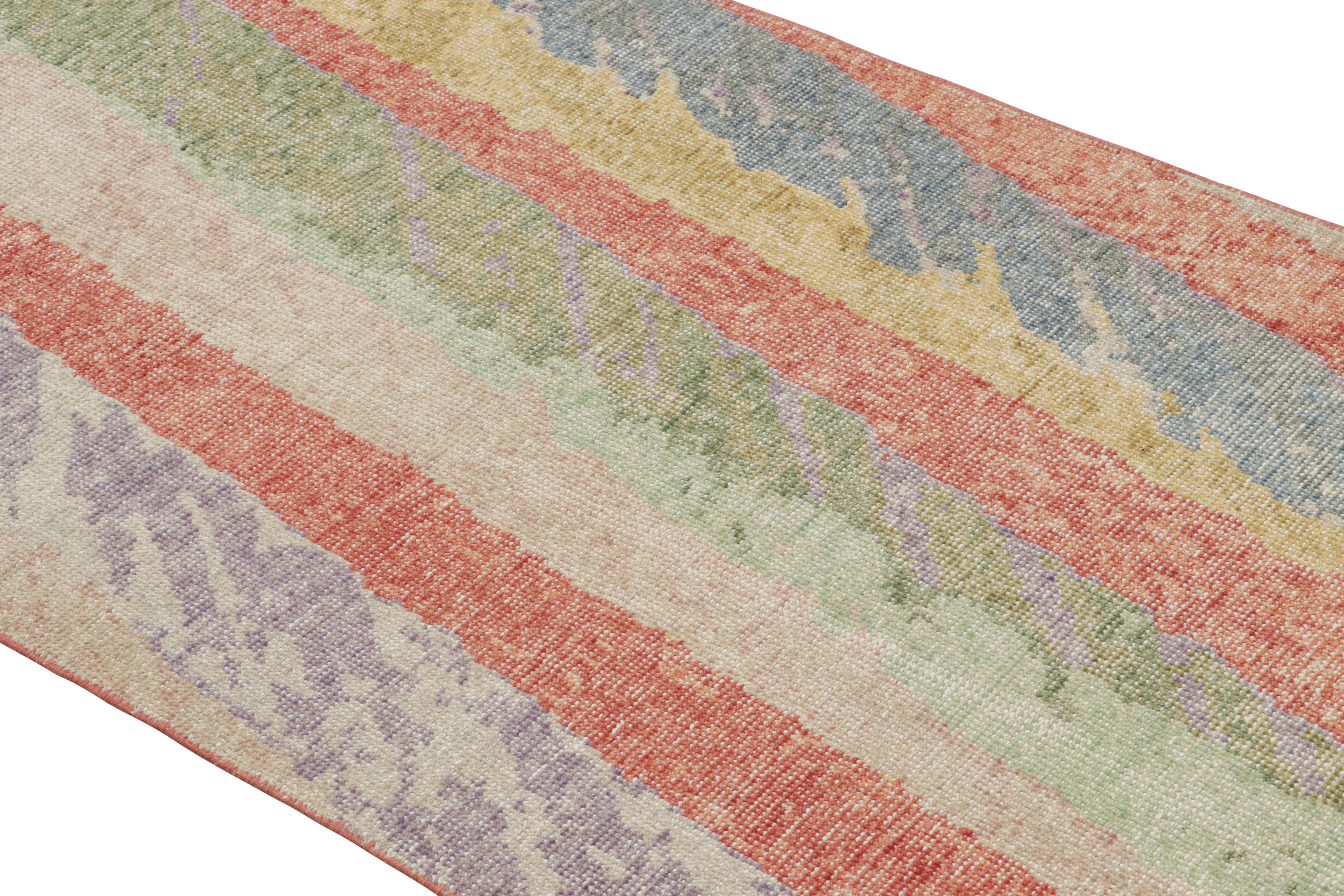 Rug & Kilim's Modern Abstract Runner Rug mit polychromen geometrischen Mustern (Indisch) im Angebot