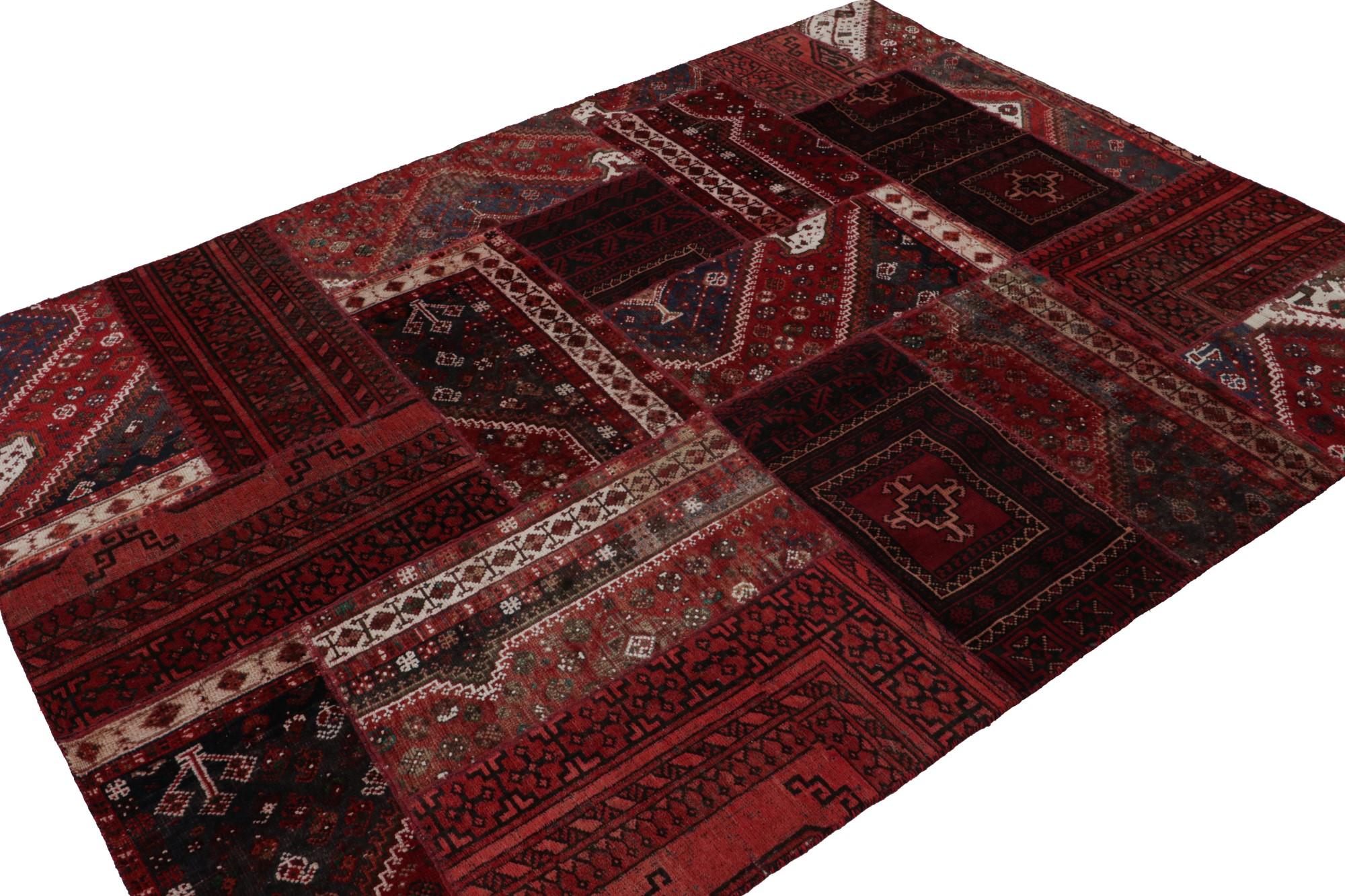 Tissé à la main en laine, ce tapis patchwork 6x8 en tapis tribal afghan présente un riche éventail de motifs géométriques en rouge bordeaux, bleu marine et blanc.  

Sur le Design : 

Ce tapis moderne de la collection Patchwork de Rug & Kilim marie