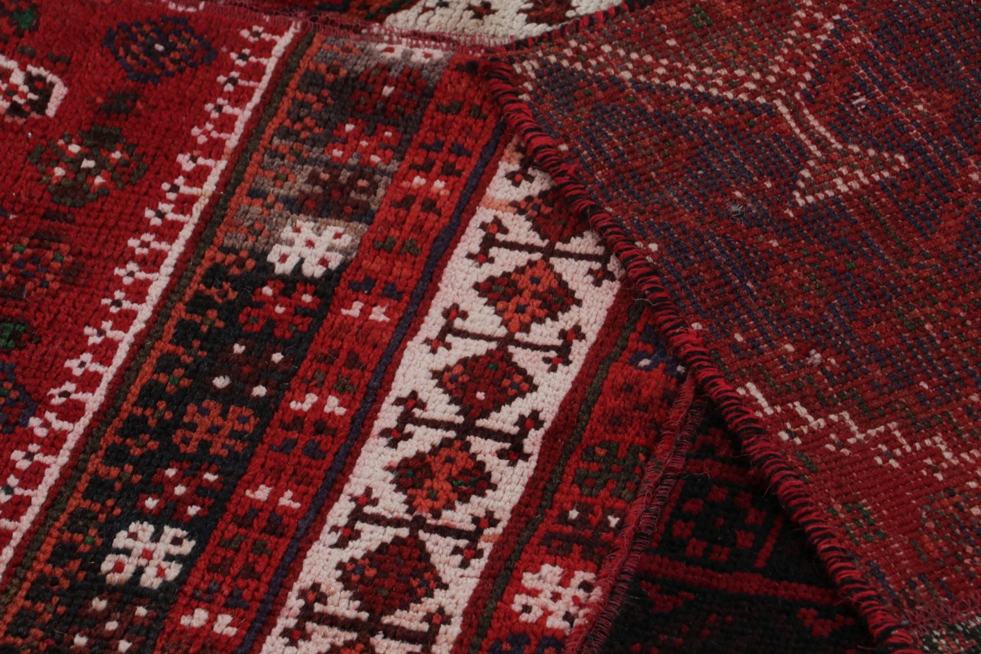 Laine Rug & Kilim's Modern Afghan Tribal Patchwork Rug in Red, with Geometric Patterns (tapis patchwork afghan moderne à motifs géométriques) en vente