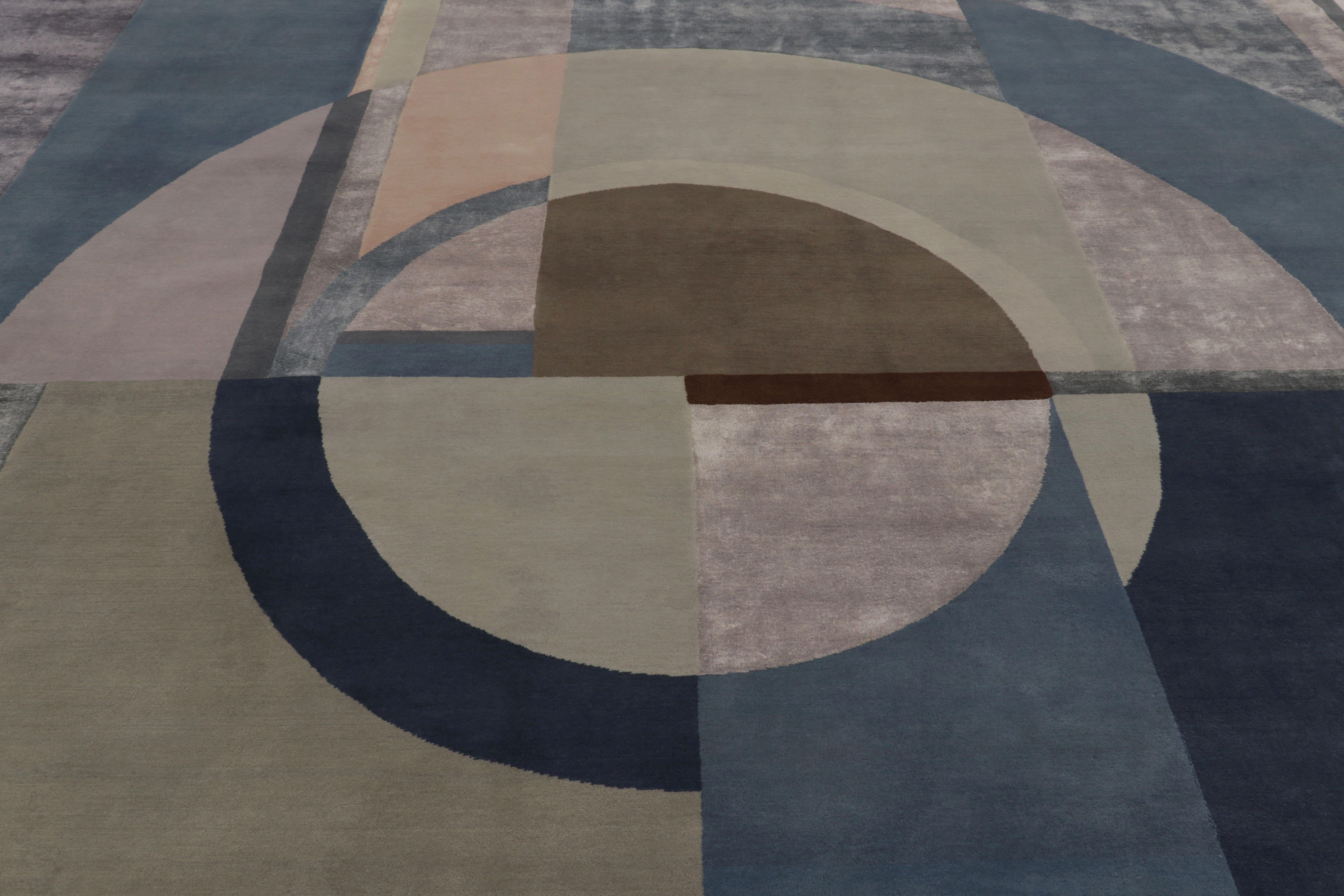Art Déco Rug & Kilim è un tappeto moderno di ispirazione Art-Déco con collage geometrico blu e taupe. in vendita