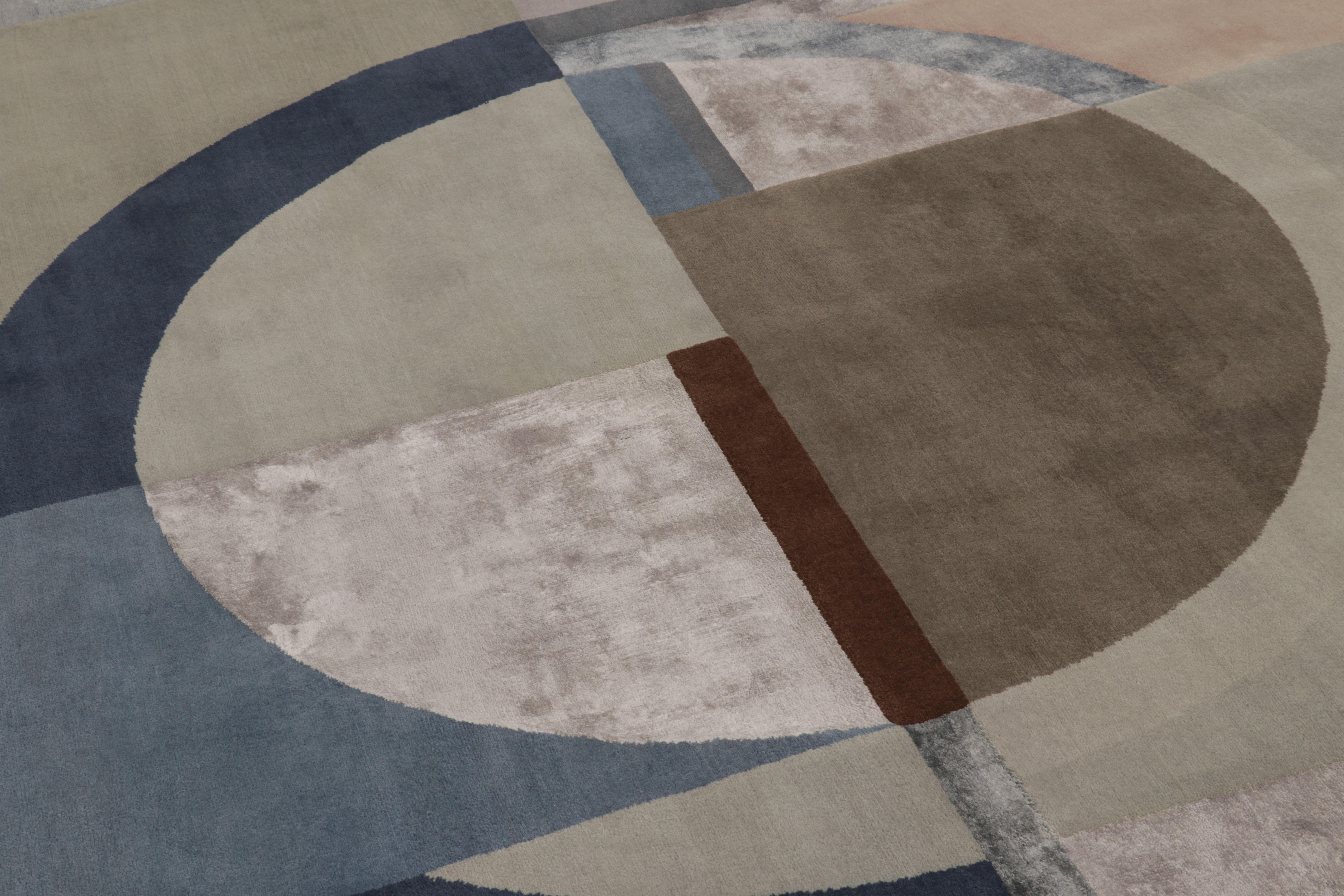 Indiano Rug & Kilim è un tappeto moderno di ispirazione Art-Déco con collage geometrico blu e taupe. in vendita