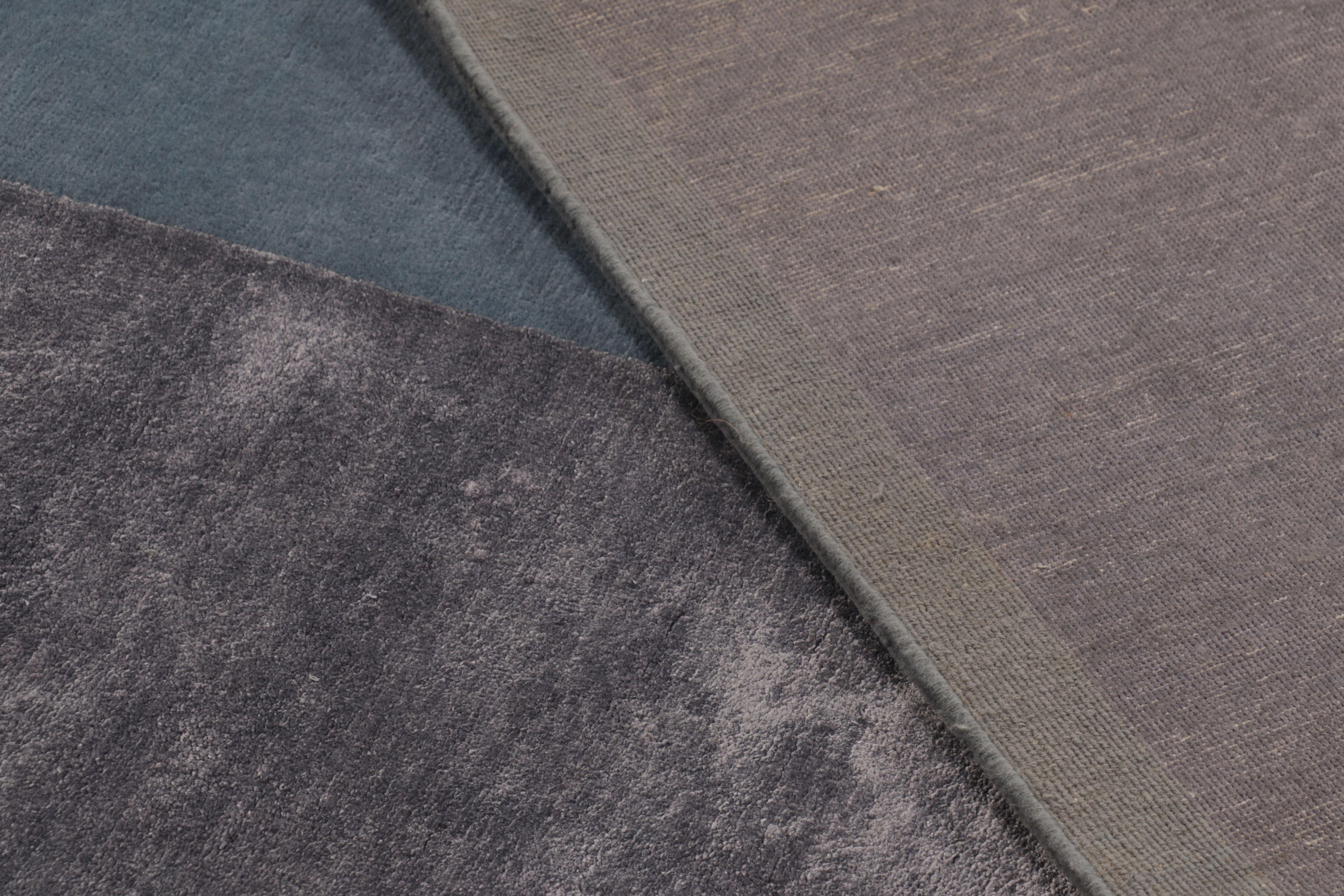 Lana Rug & Kilim è un tappeto moderno di ispirazione Art-Déco con collage geometrico blu e taupe. in vendita