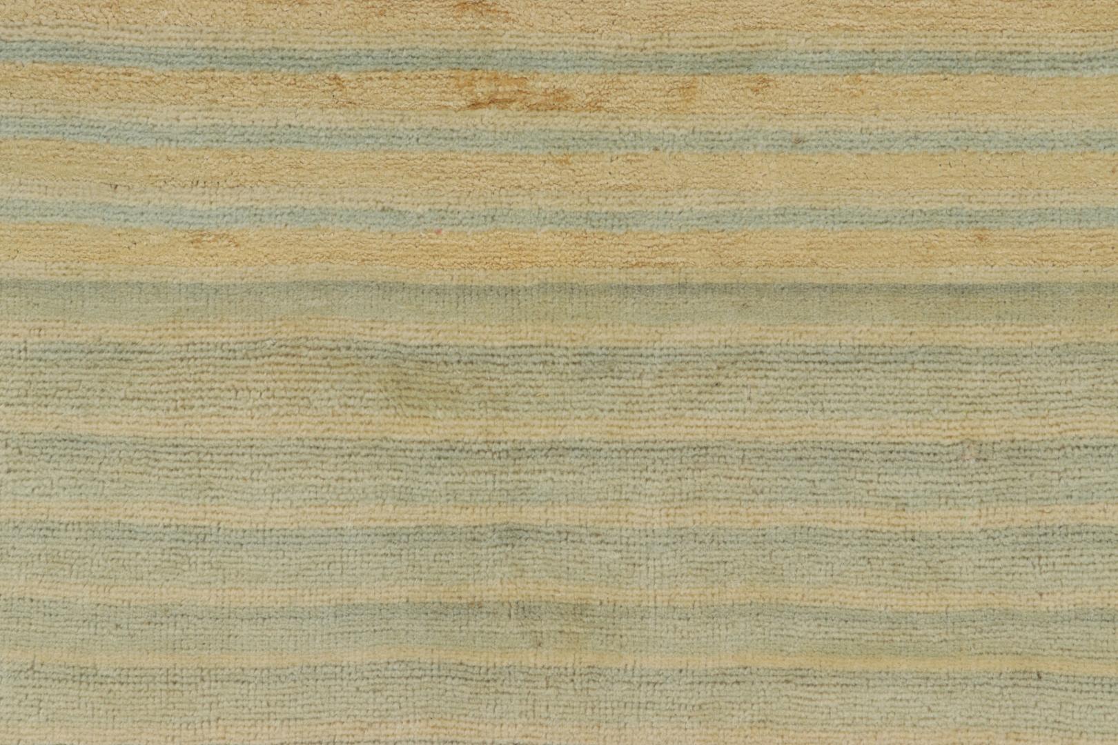 Realizzato in lana annodata a mano, questo tappeto Art Deco contemporaneo 10x14 è un'aggiunta particolarmente unica al repertorio di creazioni contemporanee di Rug & Kilim ispirate al movimento degli anni '20 e ai suoi pezzi d'epoca più iconici, un