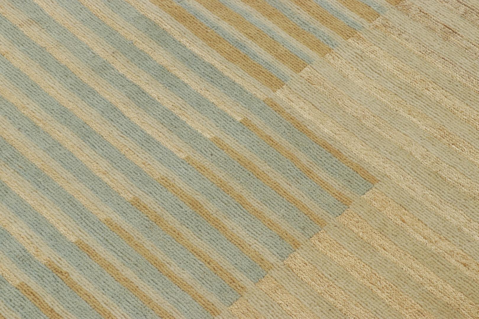 Art Déco Rug & Kilim è un tappeto moderno ispirato all'Art Deco con motivi geometrici blu e oro. in vendita