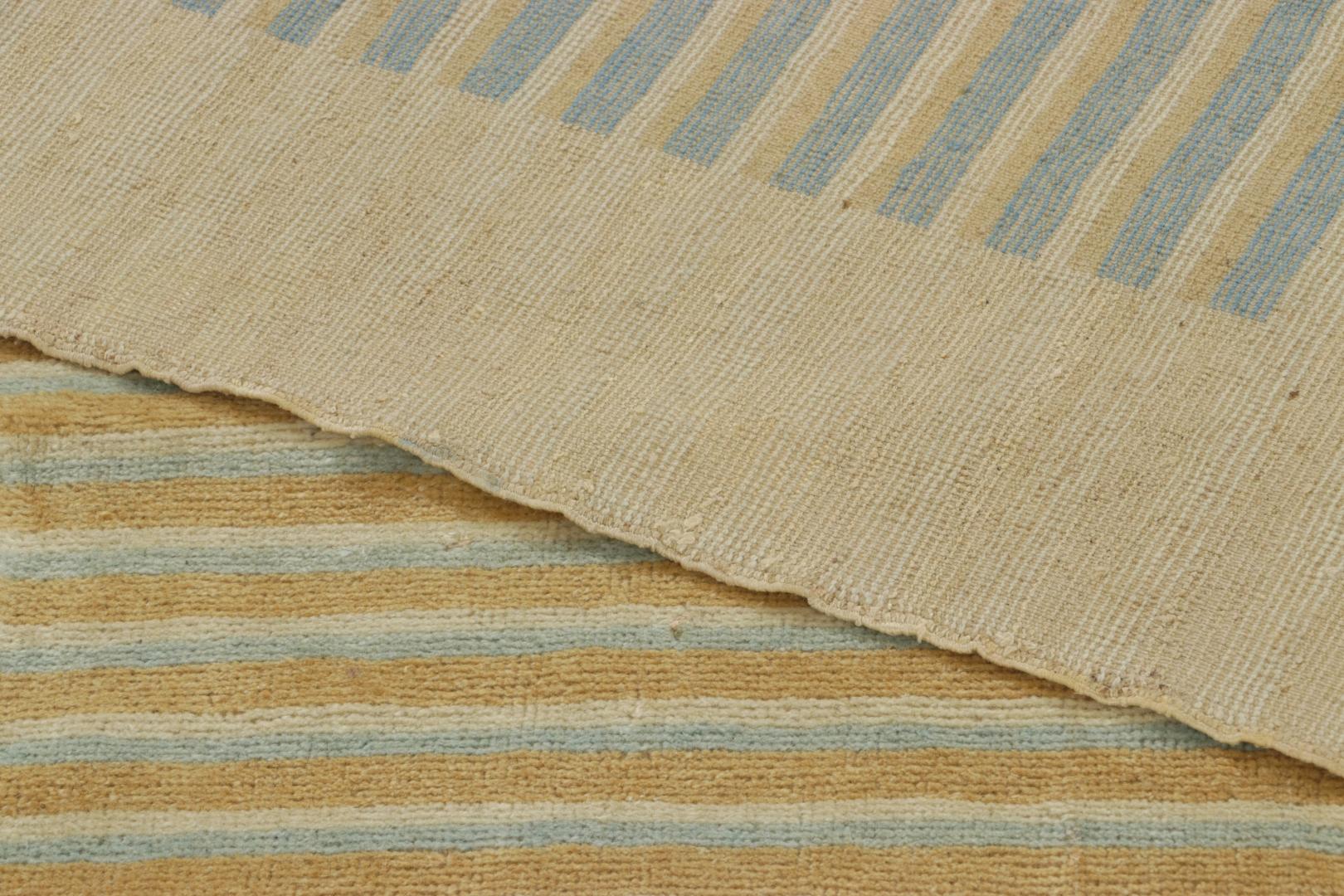Indiano Rug & Kilim è un tappeto moderno ispirato all'Art Deco con motivi geometrici blu e oro. in vendita