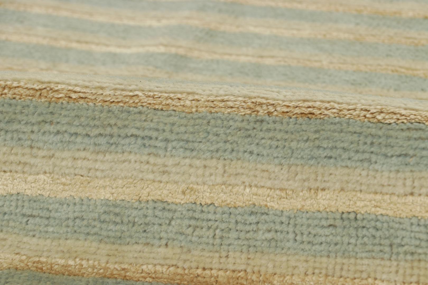 Annodato a mano Rug & Kilim è un tappeto moderno ispirato all'Art Deco con motivi geometrici blu e oro. in vendita