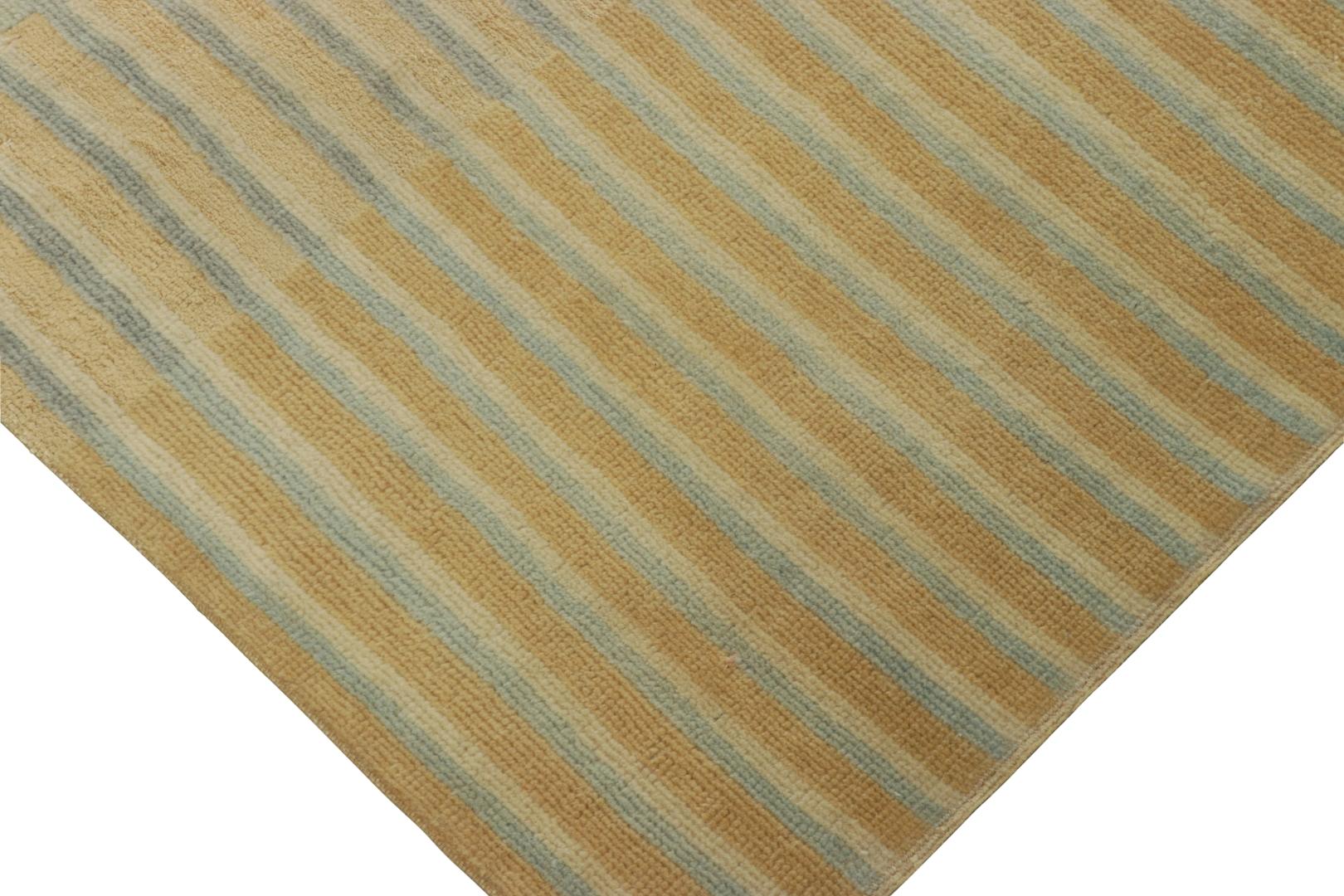 XXI secolo e contemporaneo Rug & Kilim è un tappeto moderno ispirato all'Art Deco con motivi geometrici blu e oro. in vendita