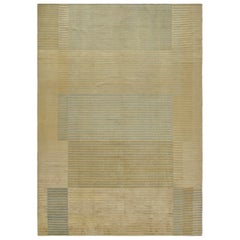 Rug & Kilim è un tappeto moderno ispirato all'Art Deco con motivi geometrici blu e oro.