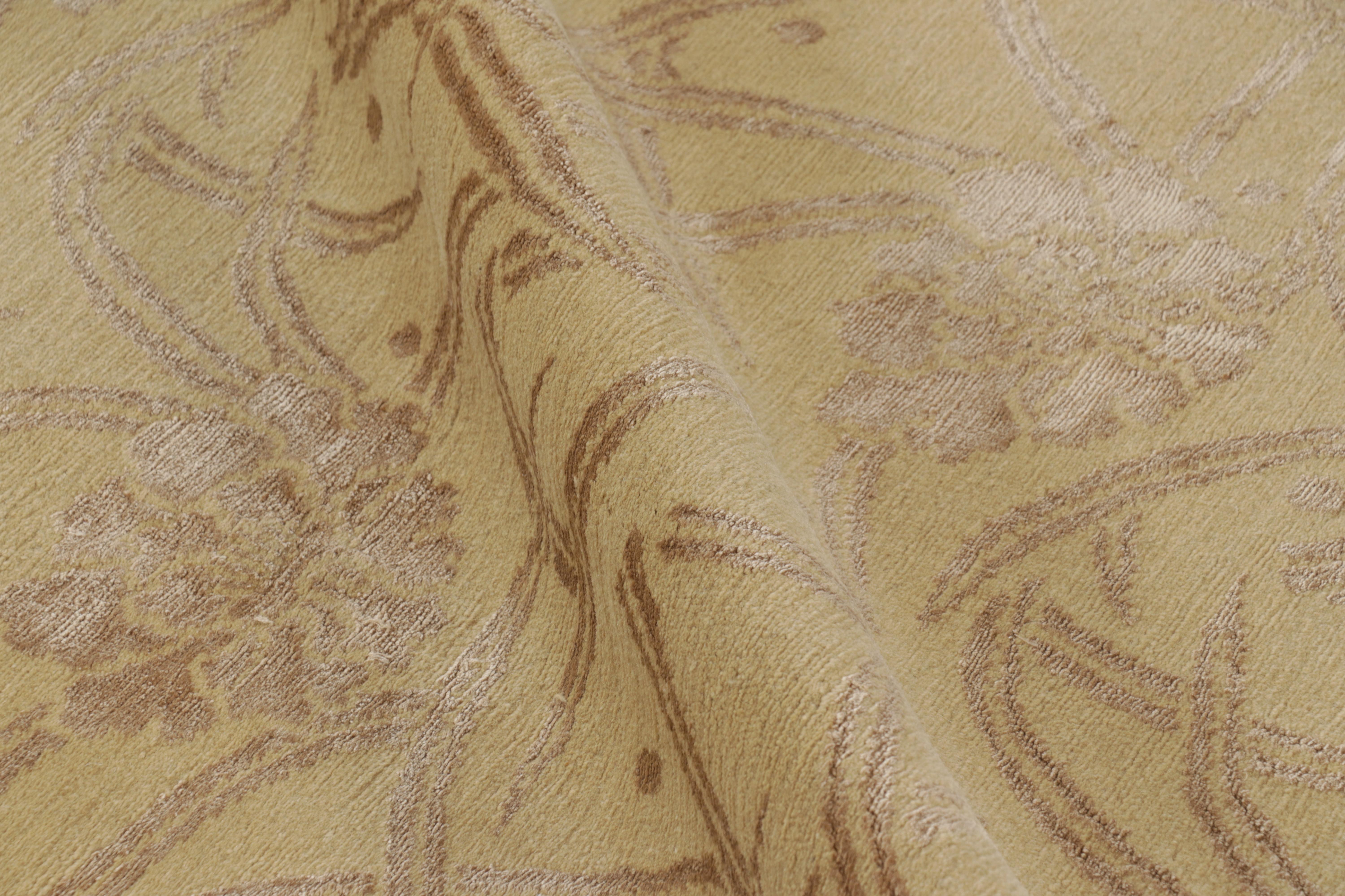 Alfombra moderna estilo Art Déco de Rug & Kilim en dorado con motivos florales Siglo XXI y contemporáneo en venta