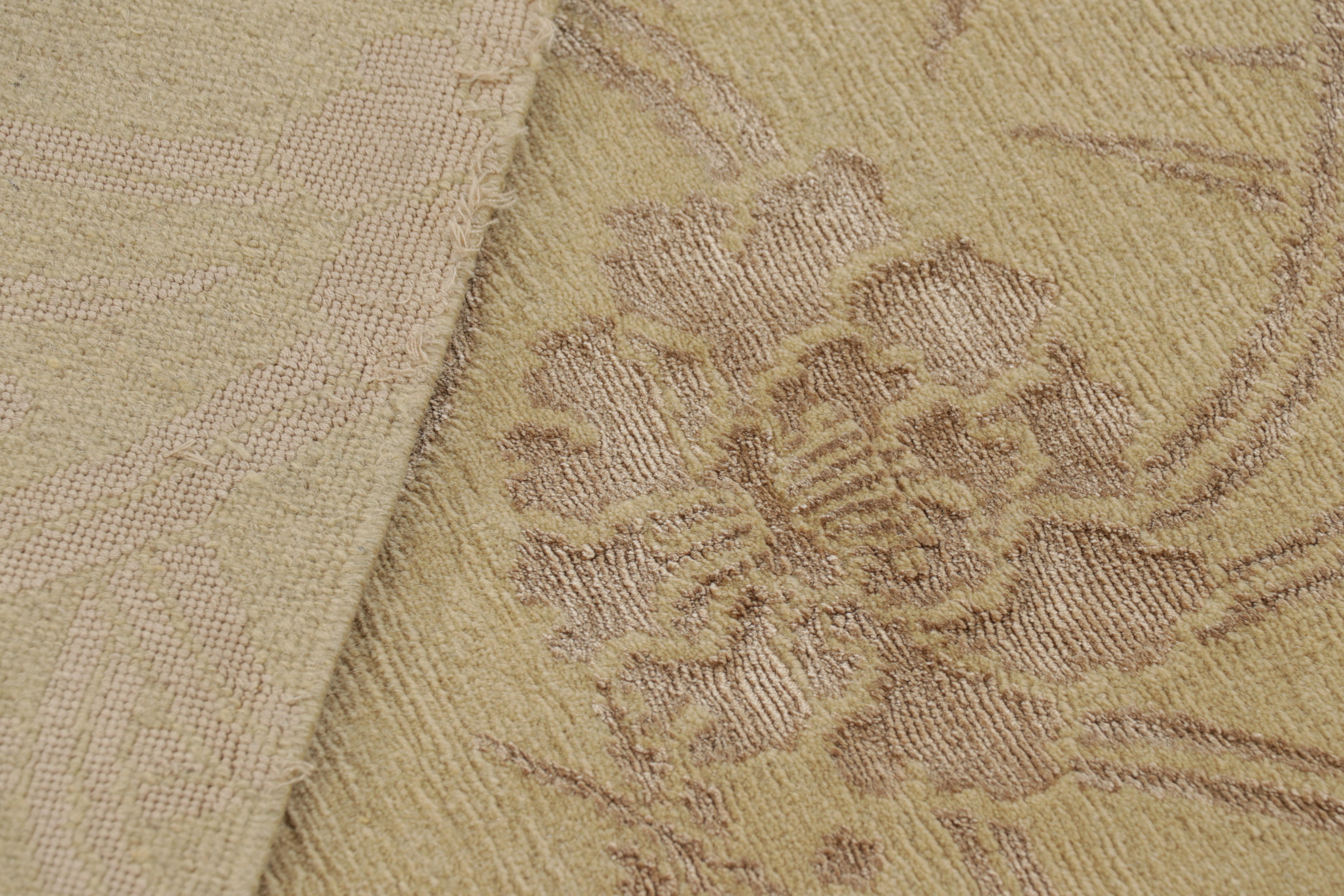 Alfombra moderna estilo Art Déco de Rug & Kilim en dorado con motivos florales Lana en venta