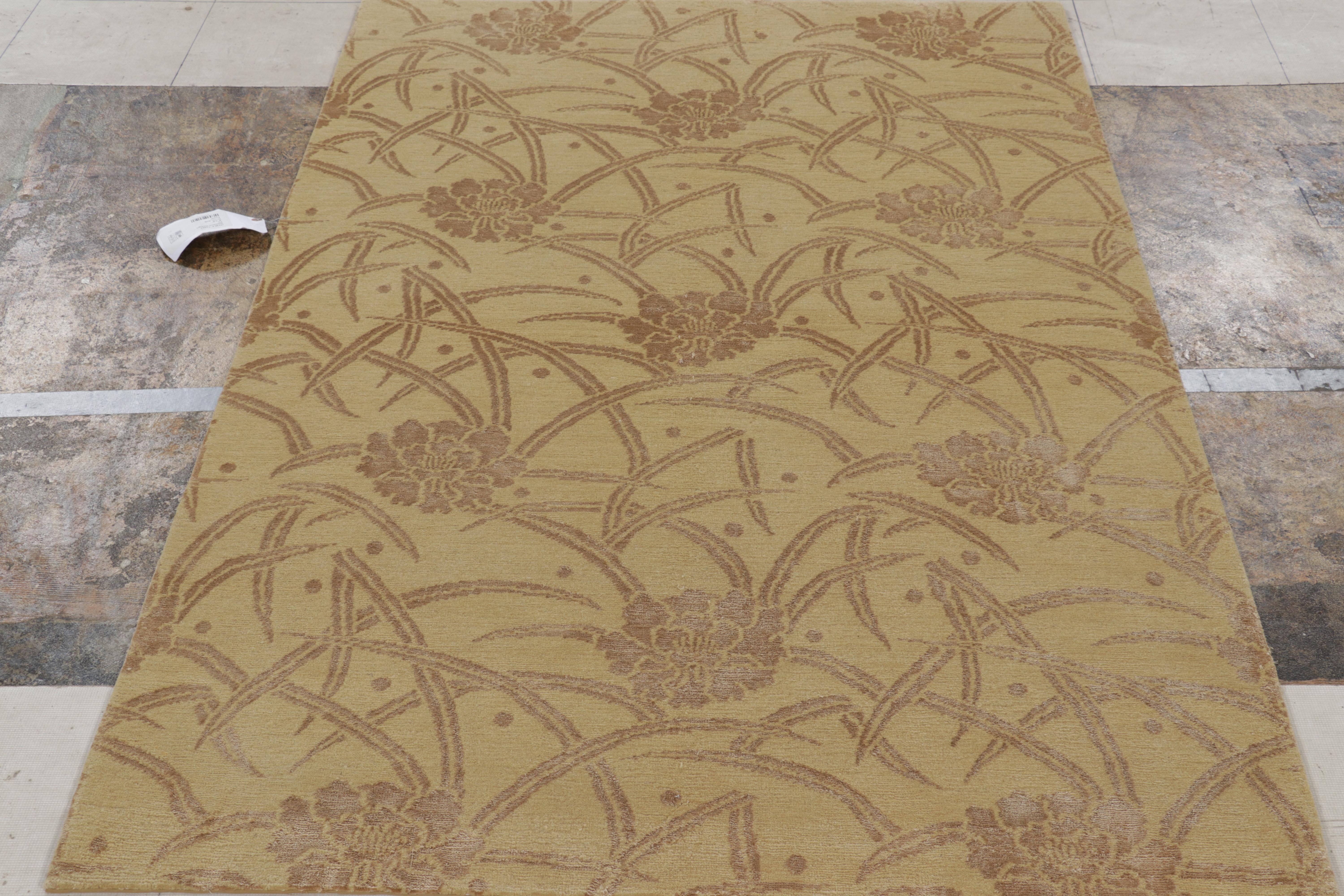 Alfombra moderna estilo Art Déco de Rug & Kilim en dorado con motivos florales en venta 1