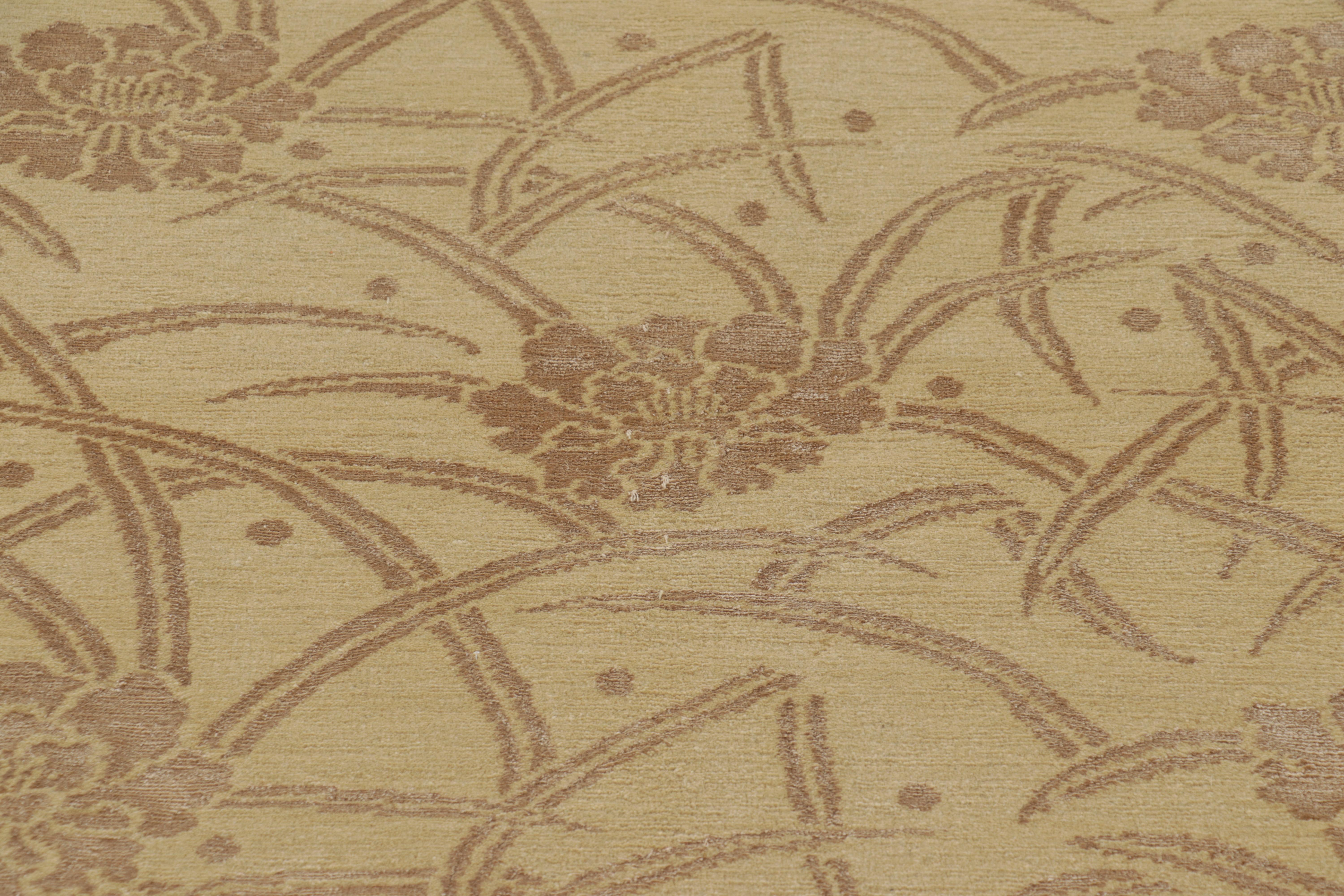 Alfombra moderna estilo Art Déco de Rug & Kilim en dorado con motivos florales en venta 2