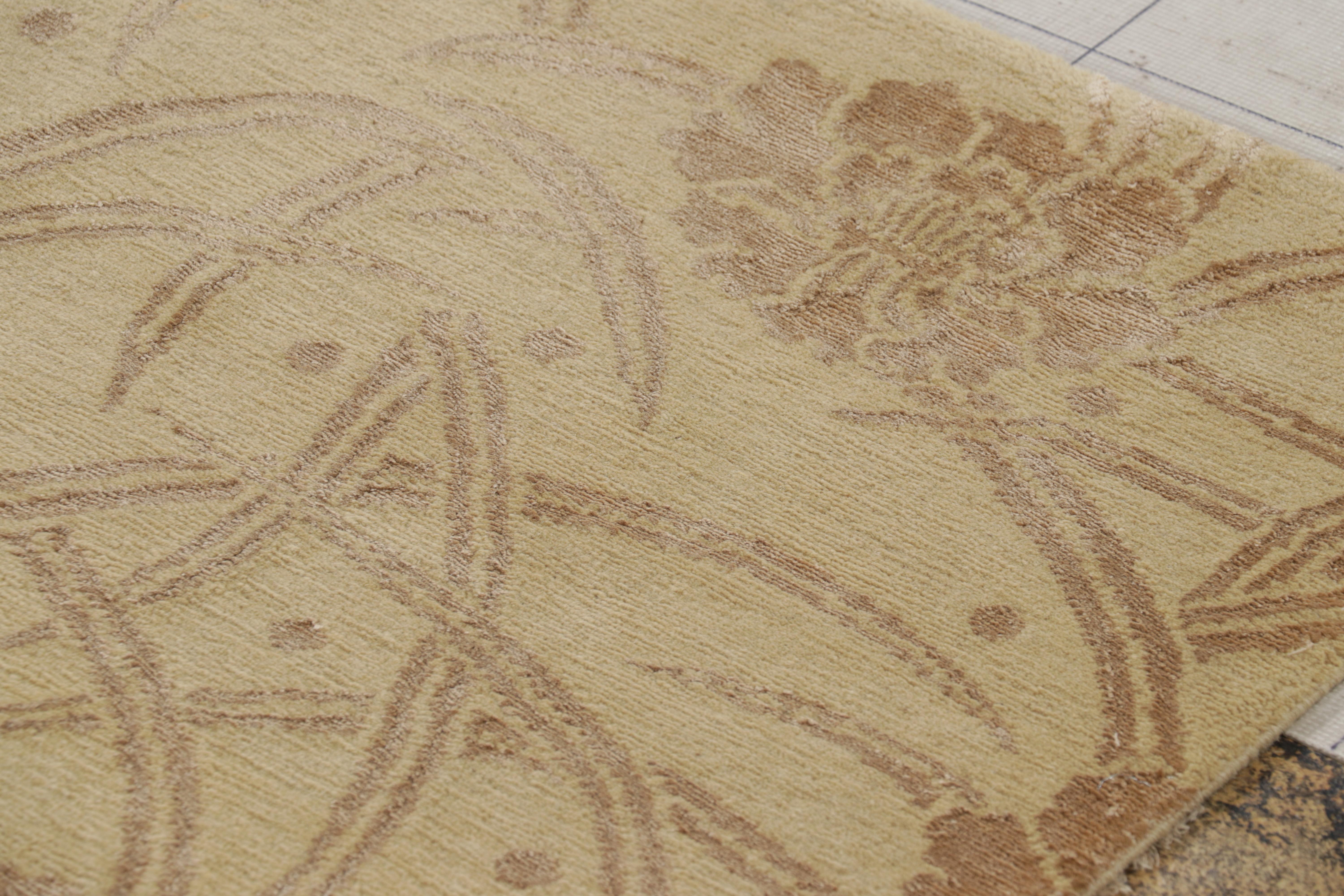 Nepalese Rug & Kilim - Tappeto in stile Art Deco moderno in oro con motivi floreali in vendita