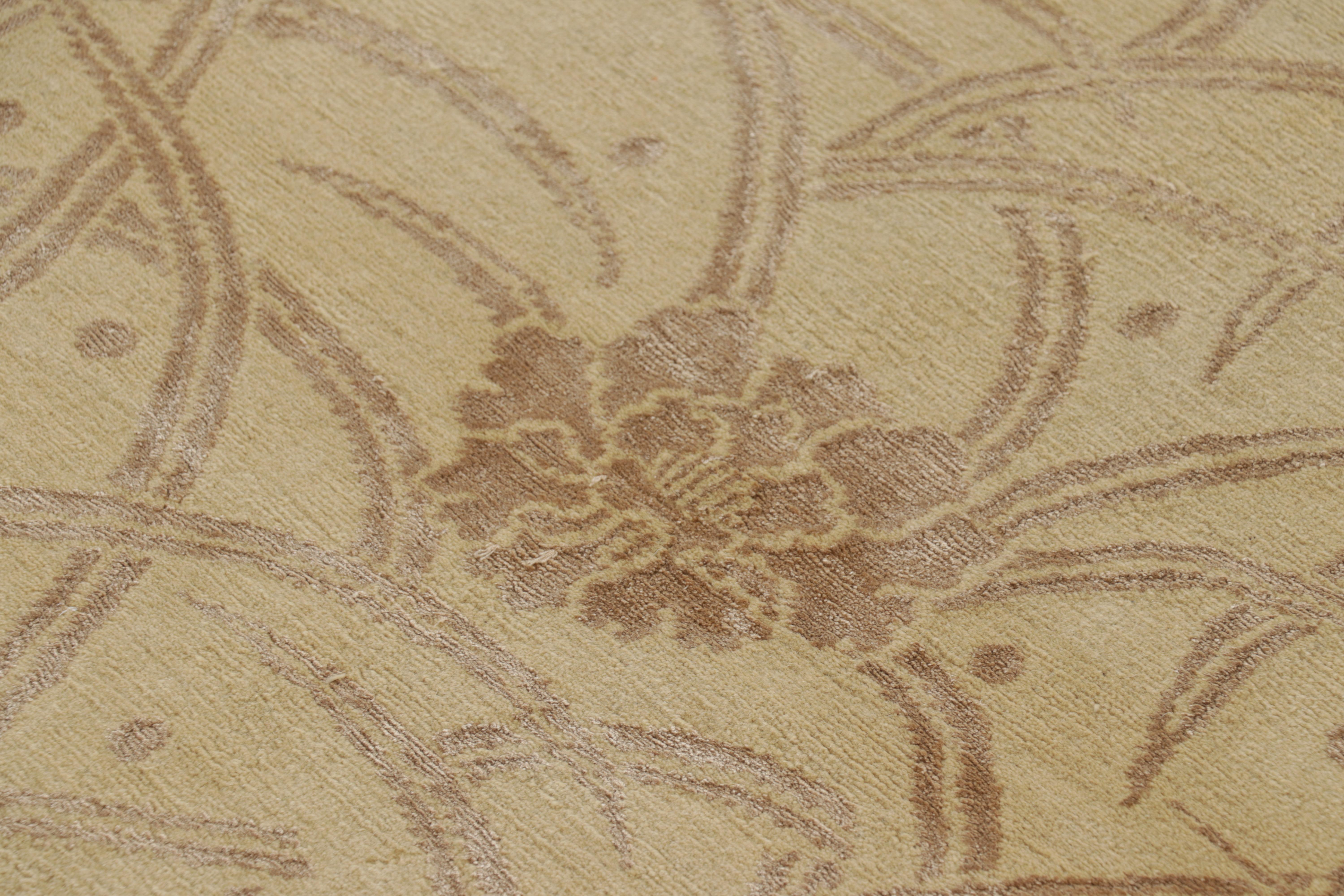 Annodato a mano Rug & Kilim - Tappeto in stile Art Deco moderno in oro con motivi floreali in vendita