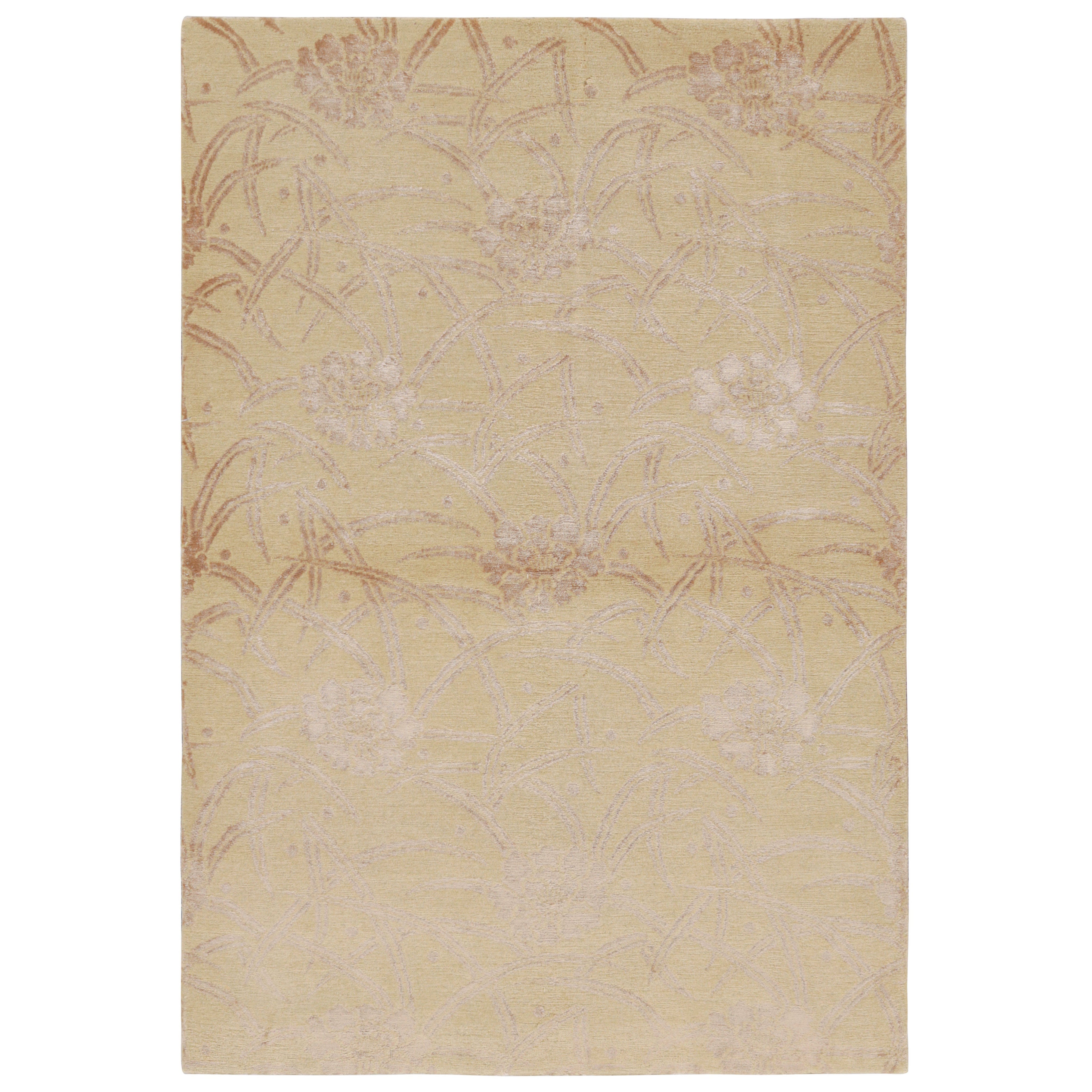 Rug & Kilim's Modern Art Deco Style Rug in Gold with Floral Patterns (tapis moderne de style Art déco en or avec motifs floraux)